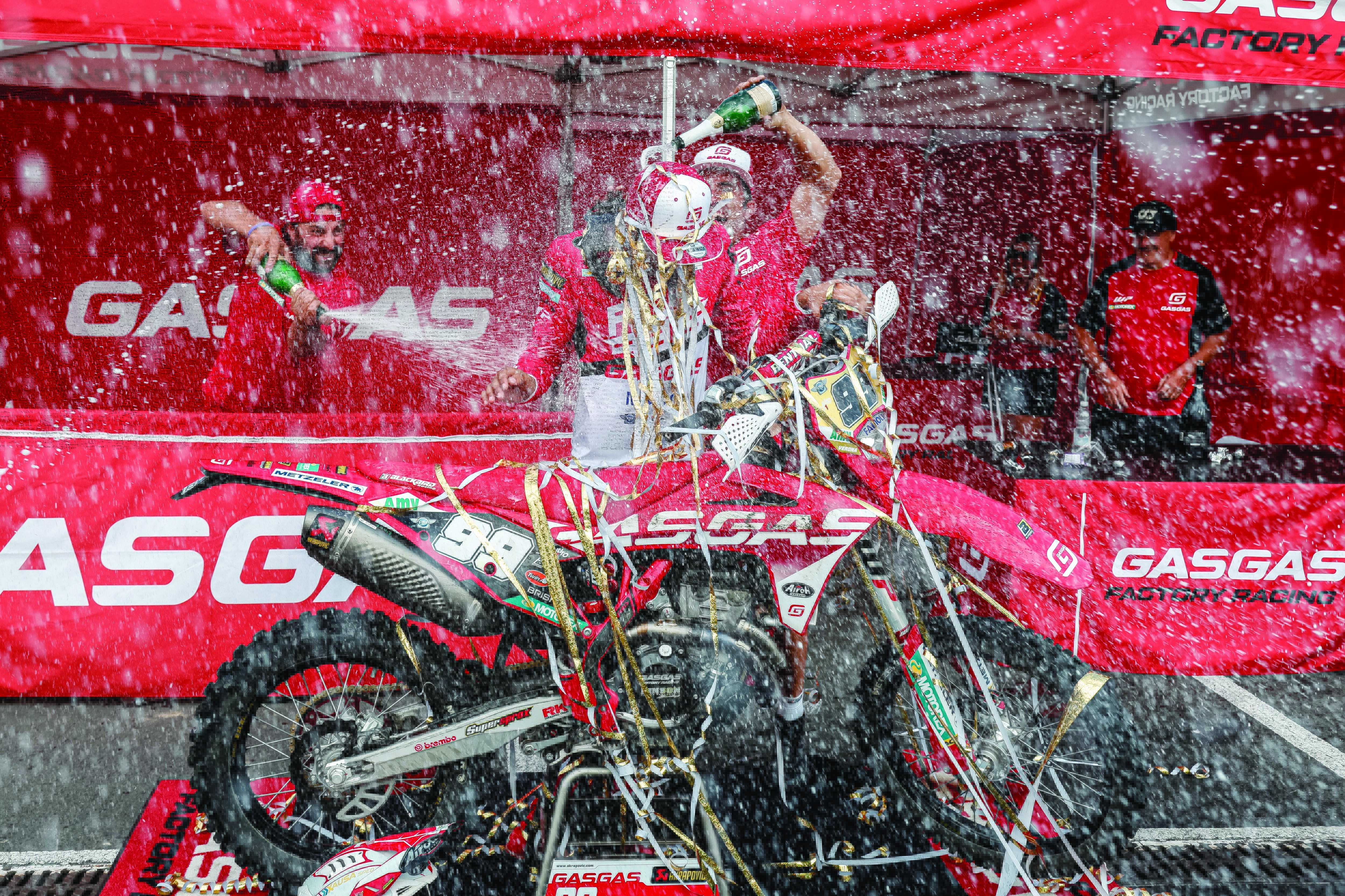 42221 e1 title celebrations 270807 EnduroGP Hungary 2435