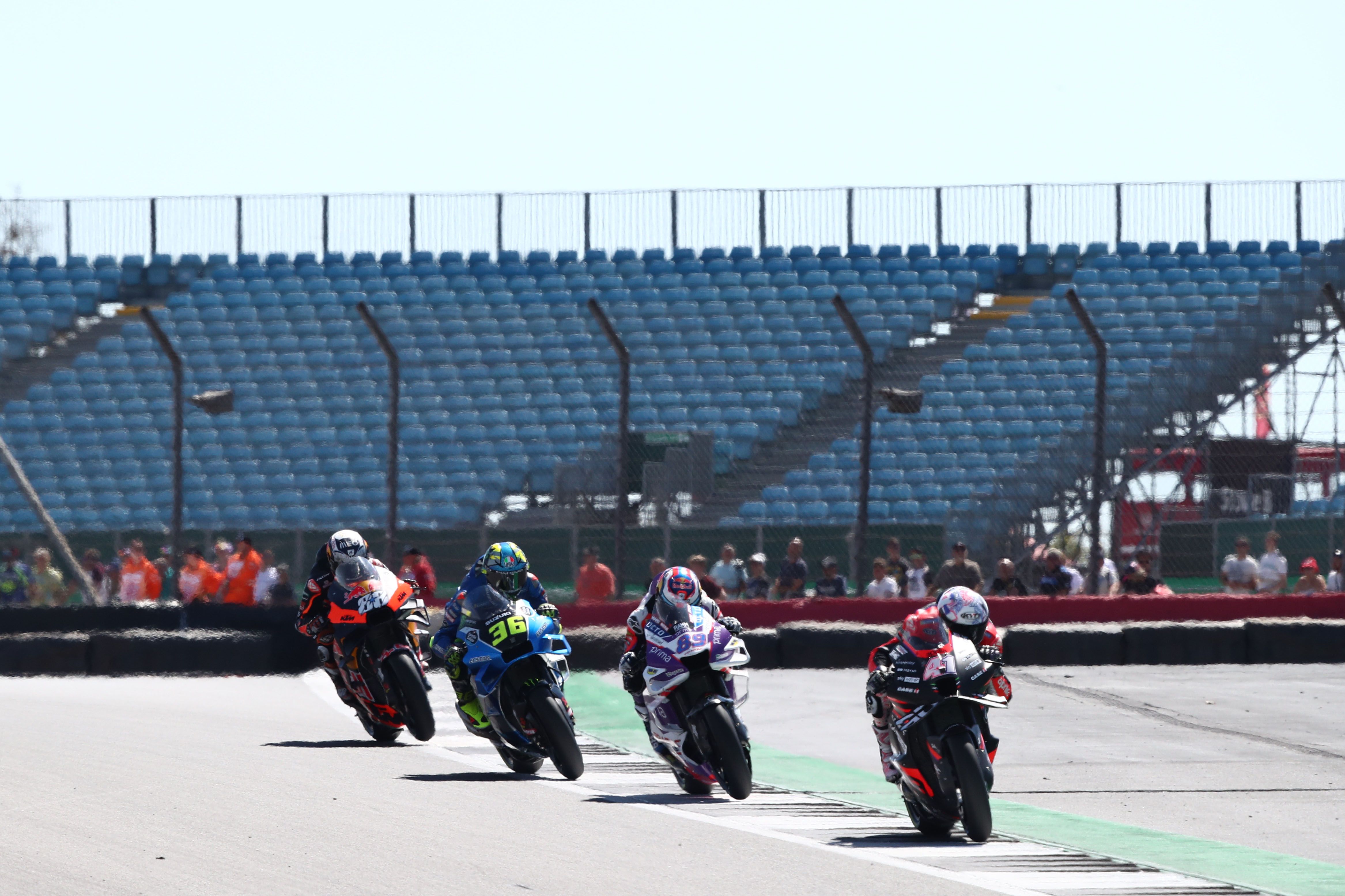 Aleix Espargaró seguido por Jorge Martín, Joan Mir y Miguel Oliveira, MotoGP Silverstone 2022