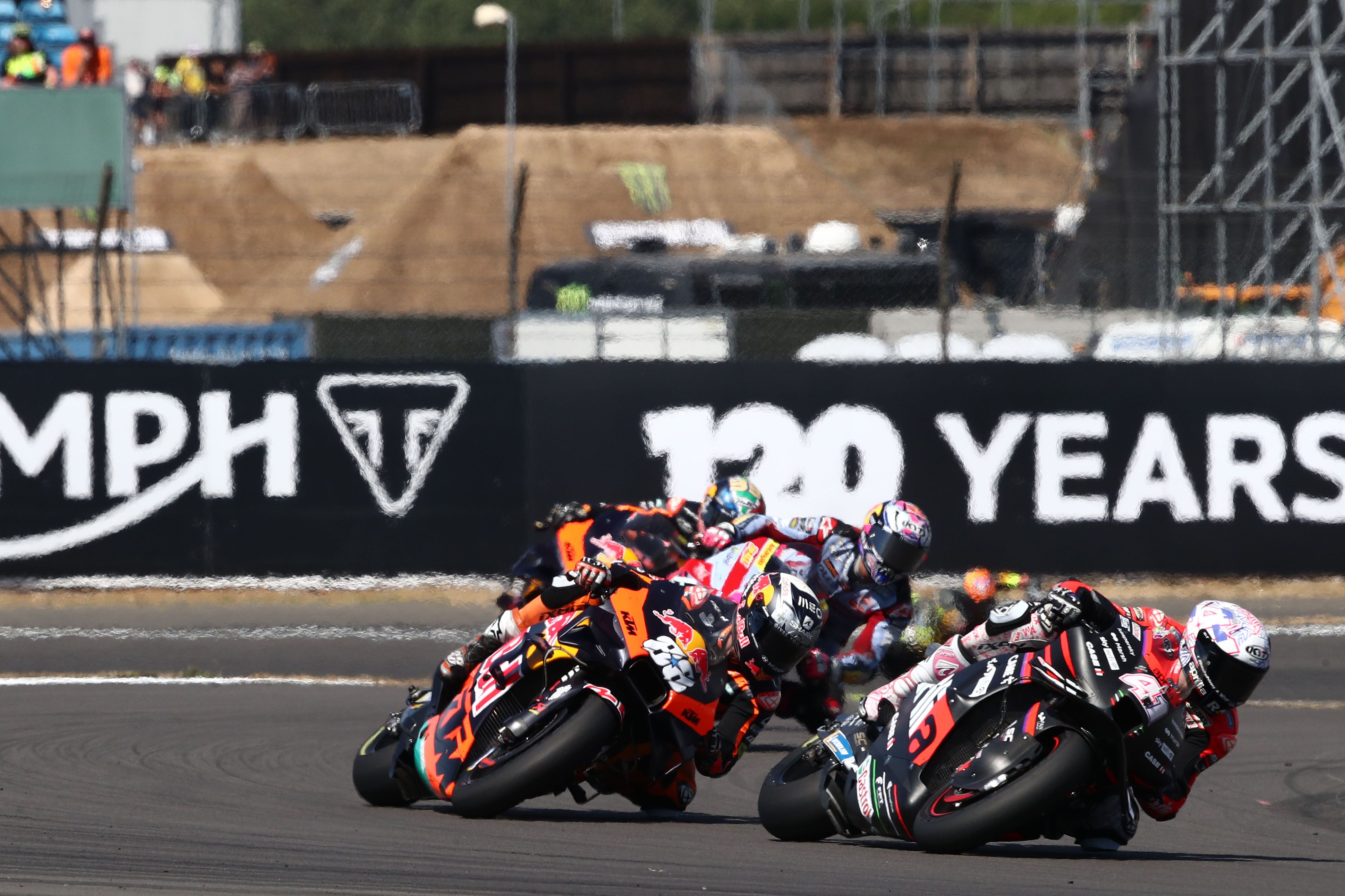 Aleix Espargaró seguido por Miguel Oliveira y Enea Bastianini, MotoGP Silverstone 2022