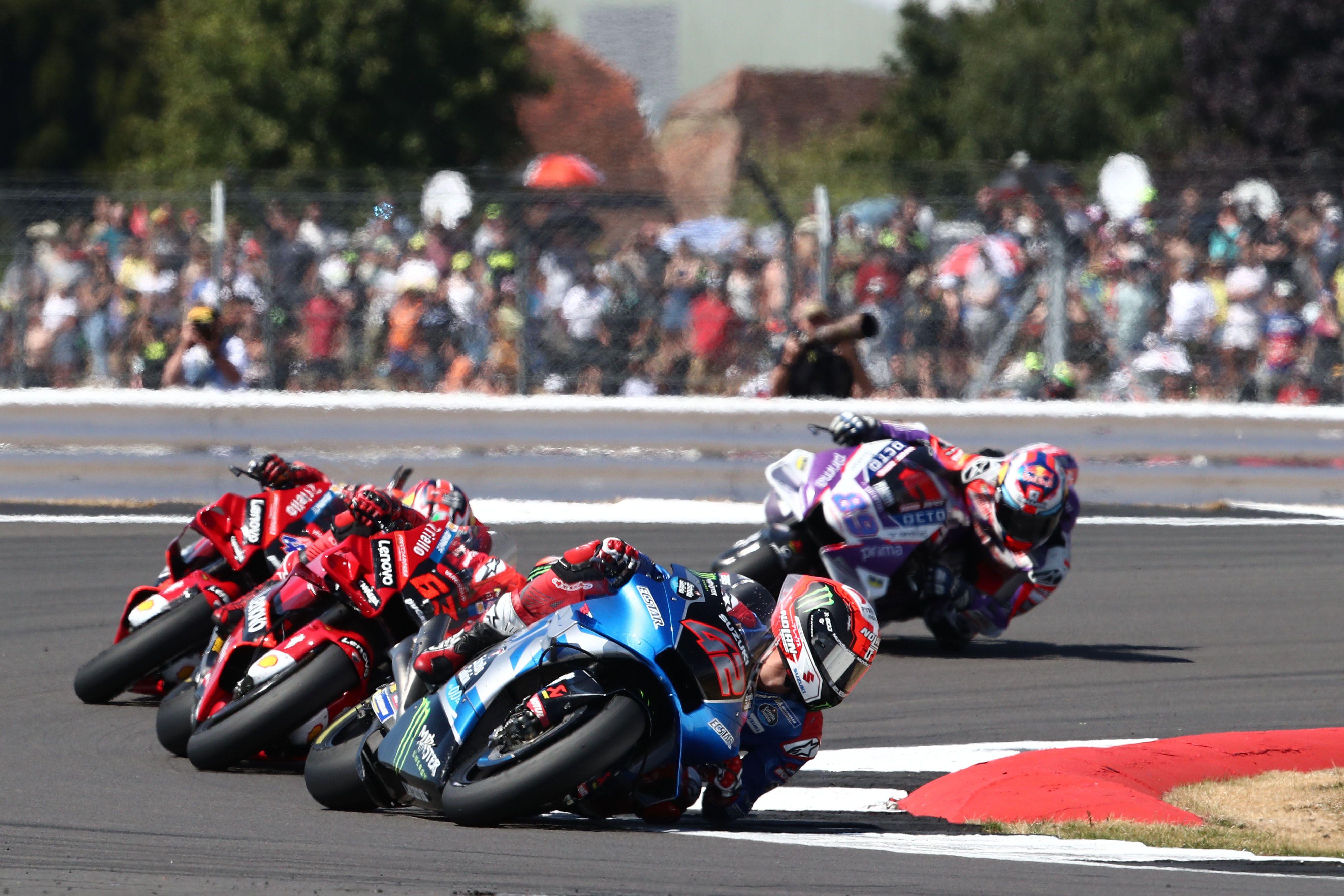 Álex Rins acechado por Pecco Bagnaia, Jack Miller y Jorge Martín, MotoGP Silverstone 2022