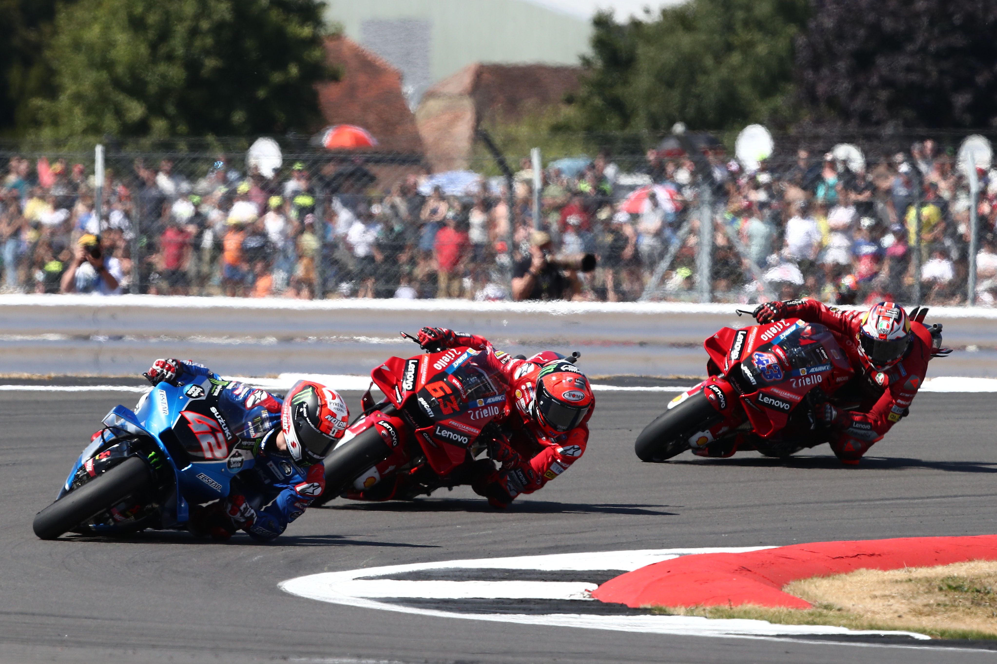 Álex Rins lidera delante de Pecco Bagnaia y Jack Miller, MotoGP Silverstone 2022