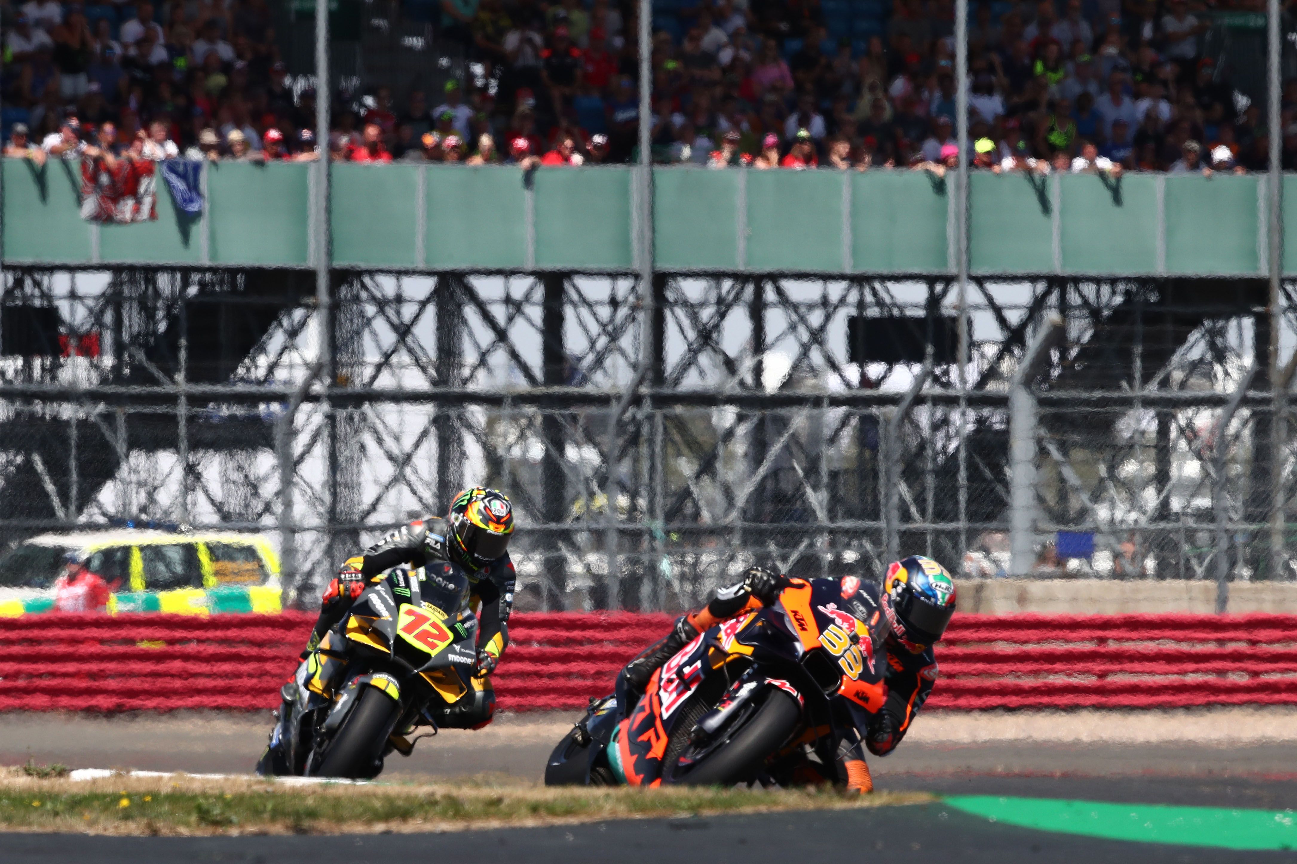Brad Binder delante de Marco Bezzecchi, MotoGP Silverstone 2022