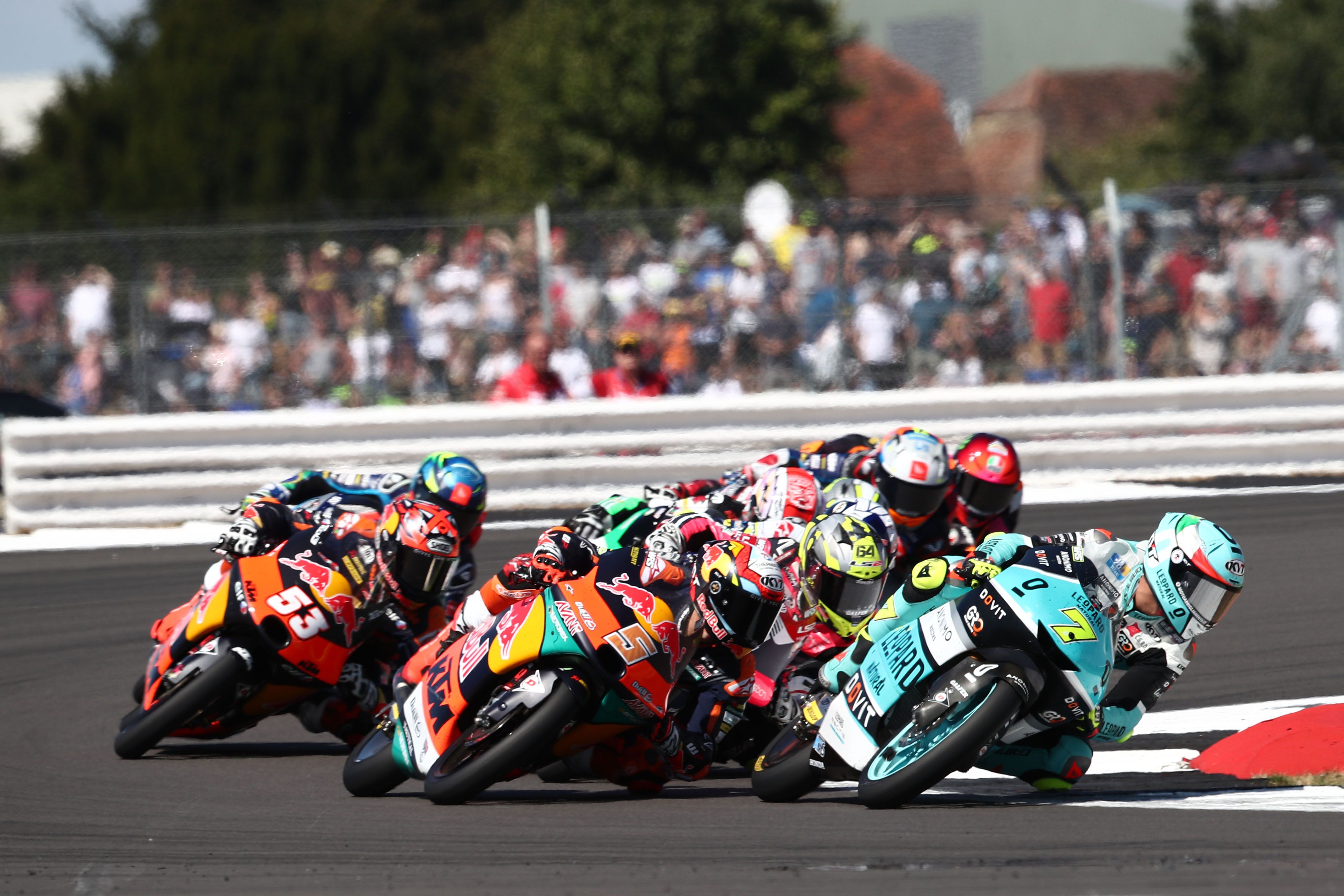 Dennis Foggia lidera por delante de Jaume Masià, Moto3 Silverstone 2022