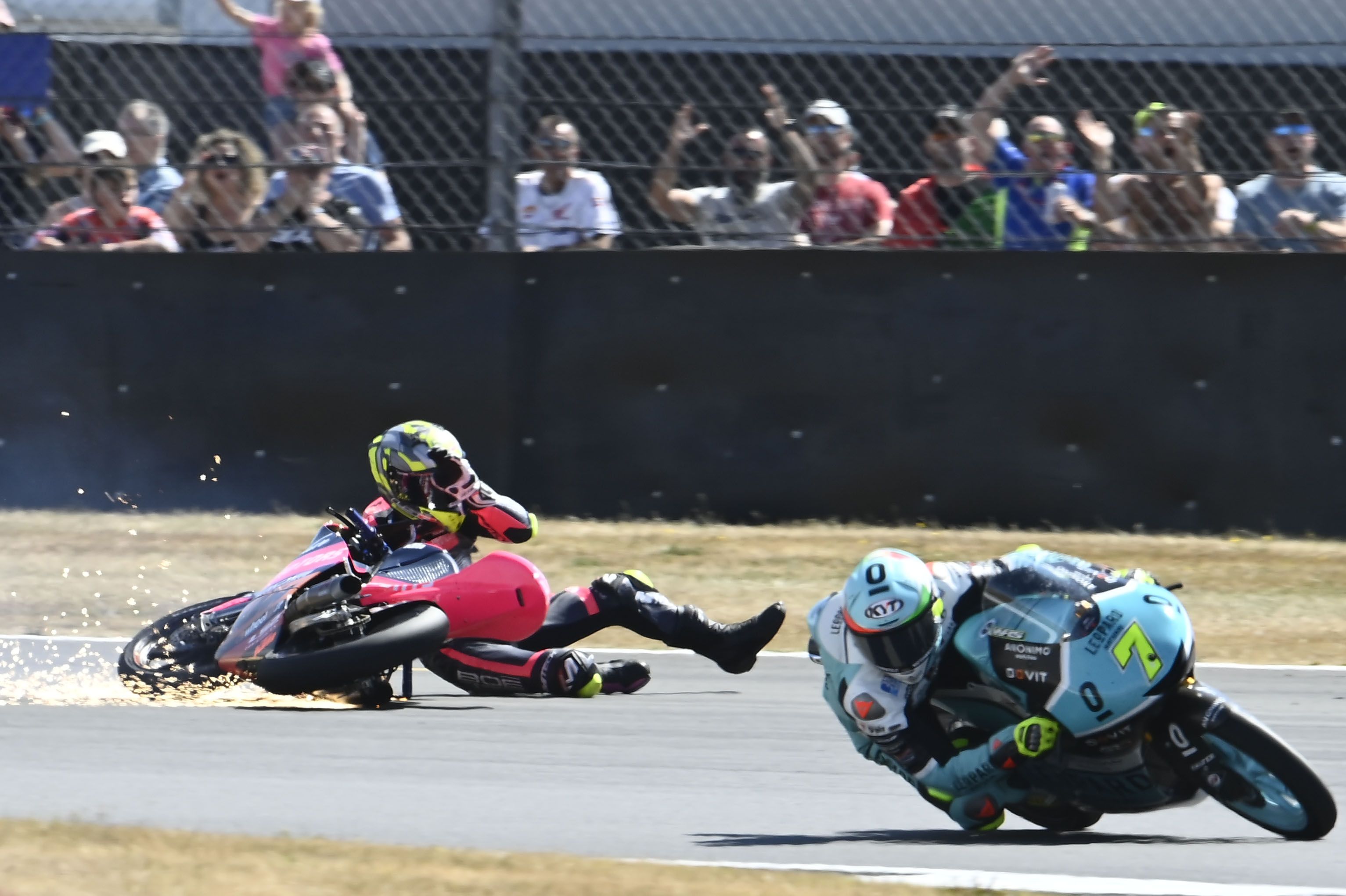Dennis Foggia se escapa mientras David Muñoz cae, Moto3 Silverstone 2022