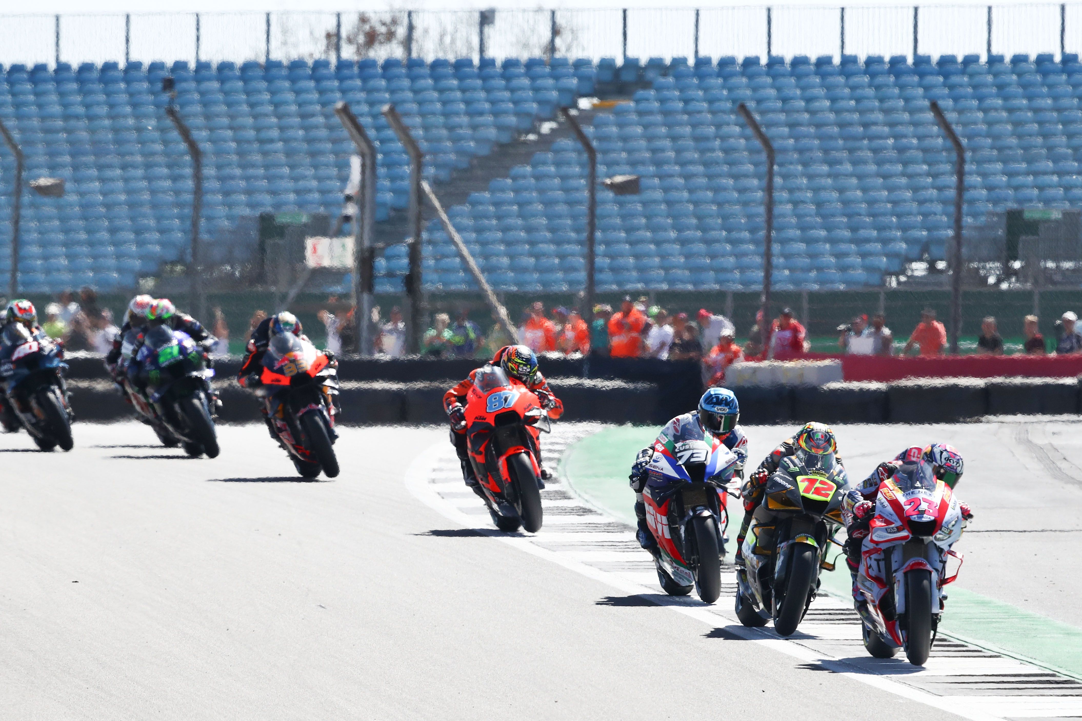 Enea Bastianini seguido por Marco Bezzecchi, Álex Márquez y Remy Gardner, MotoGP Silverstone 2022