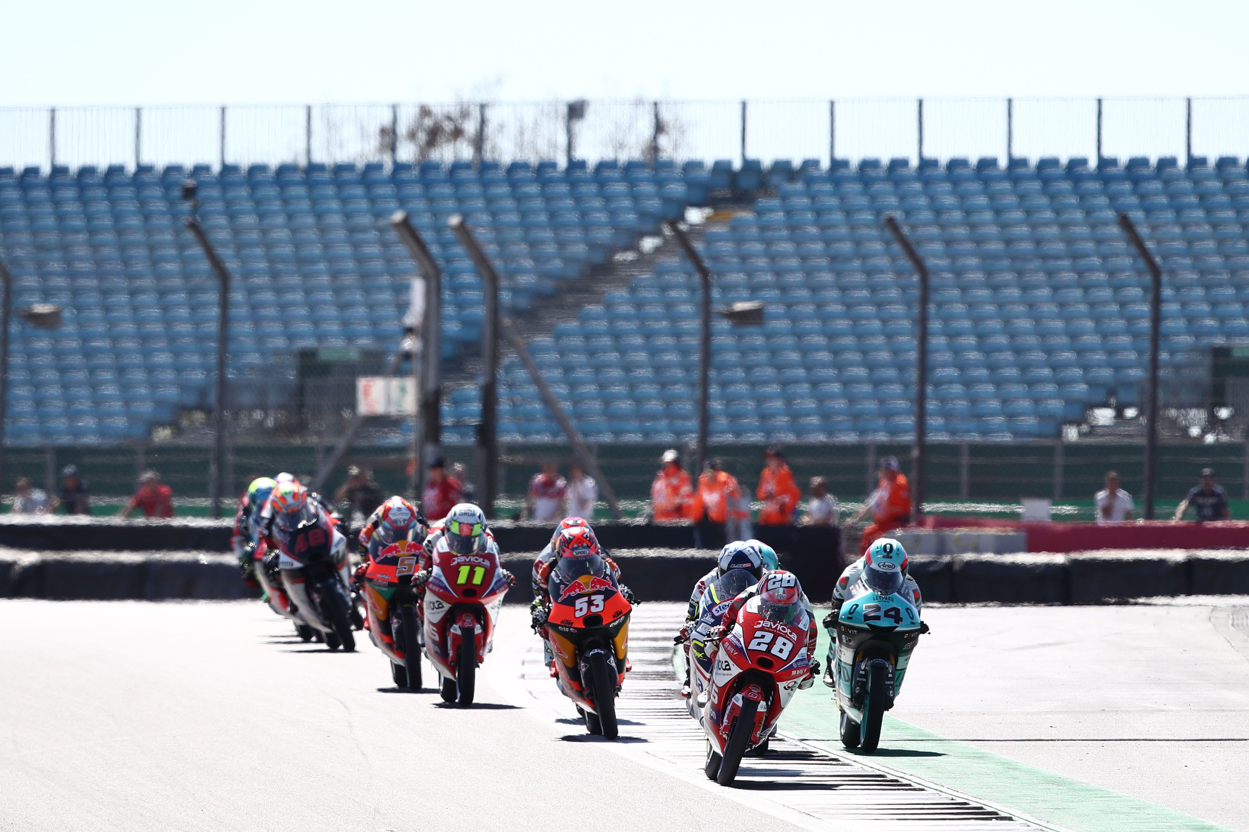 Izan Guevara lidera el grupo al comienzo de la carrera, Moto3 Silverstone 2022