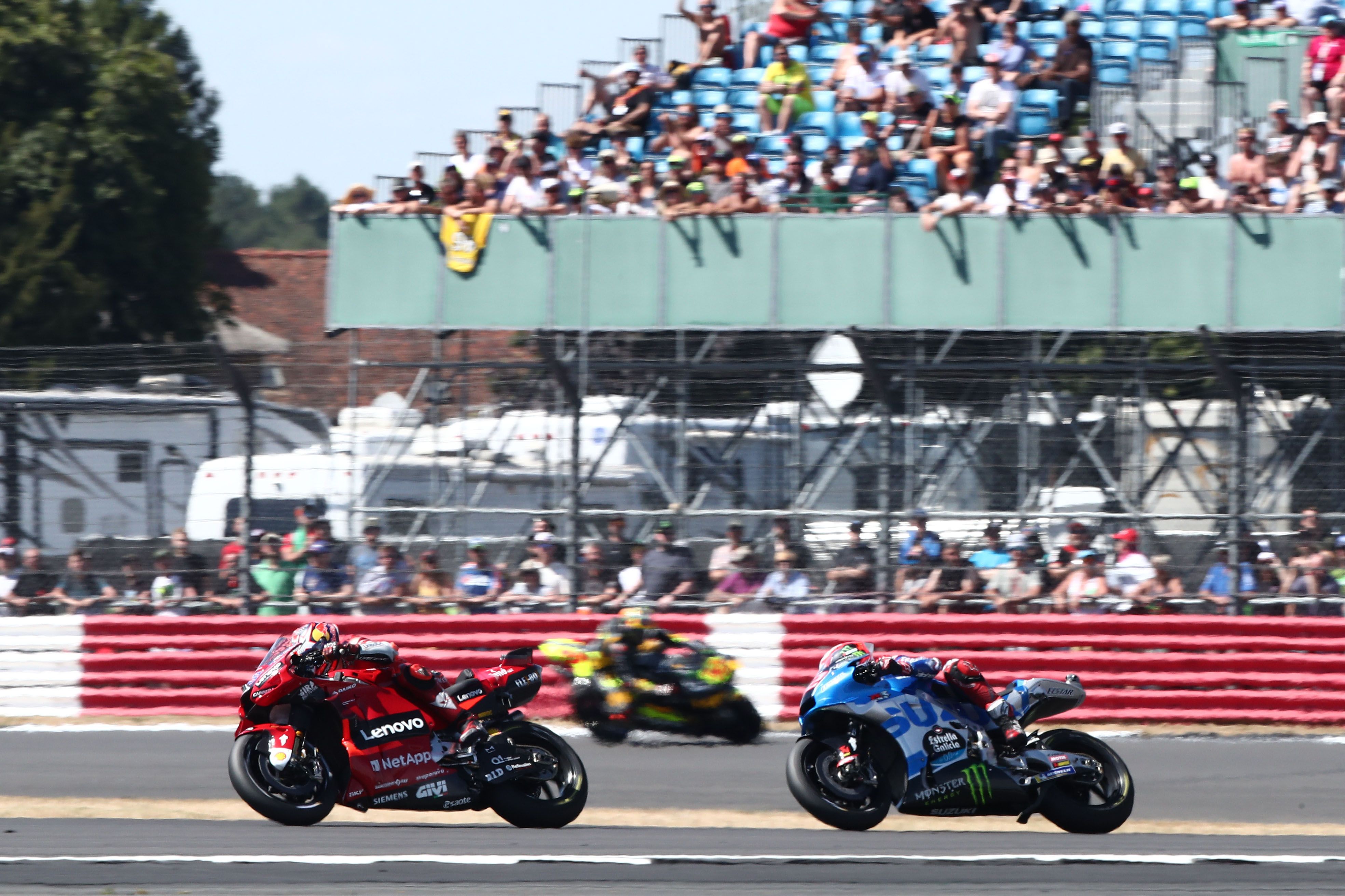 Jack Miller con Álex Rins pegado, MotoGP Silverstone 2022