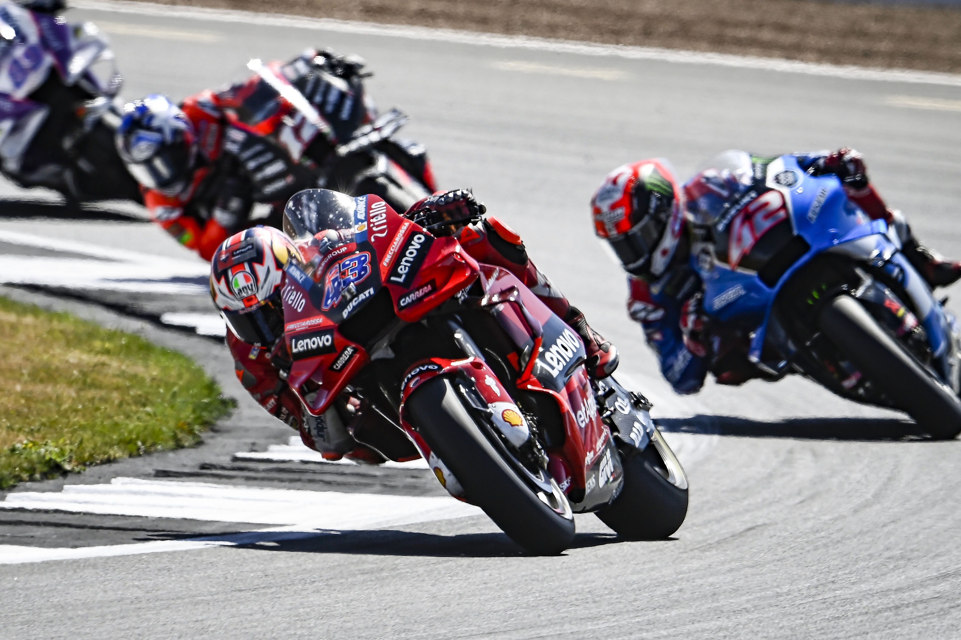 Jack Miller seguido por Álex Rins y Maverick Viñales, MotoGP Silverstone 2022