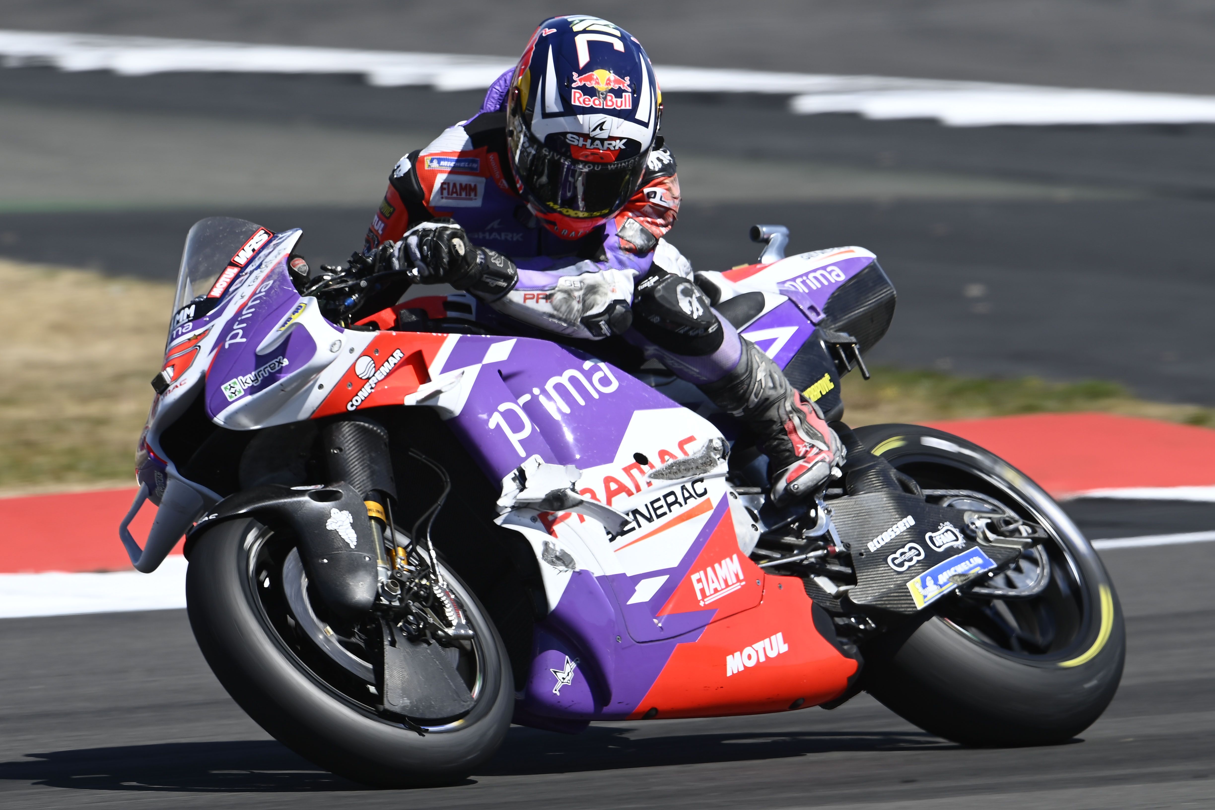 Johann Zarco comprueba los daños en su Ducati tras la caída, MotoGP Silverstone 2022