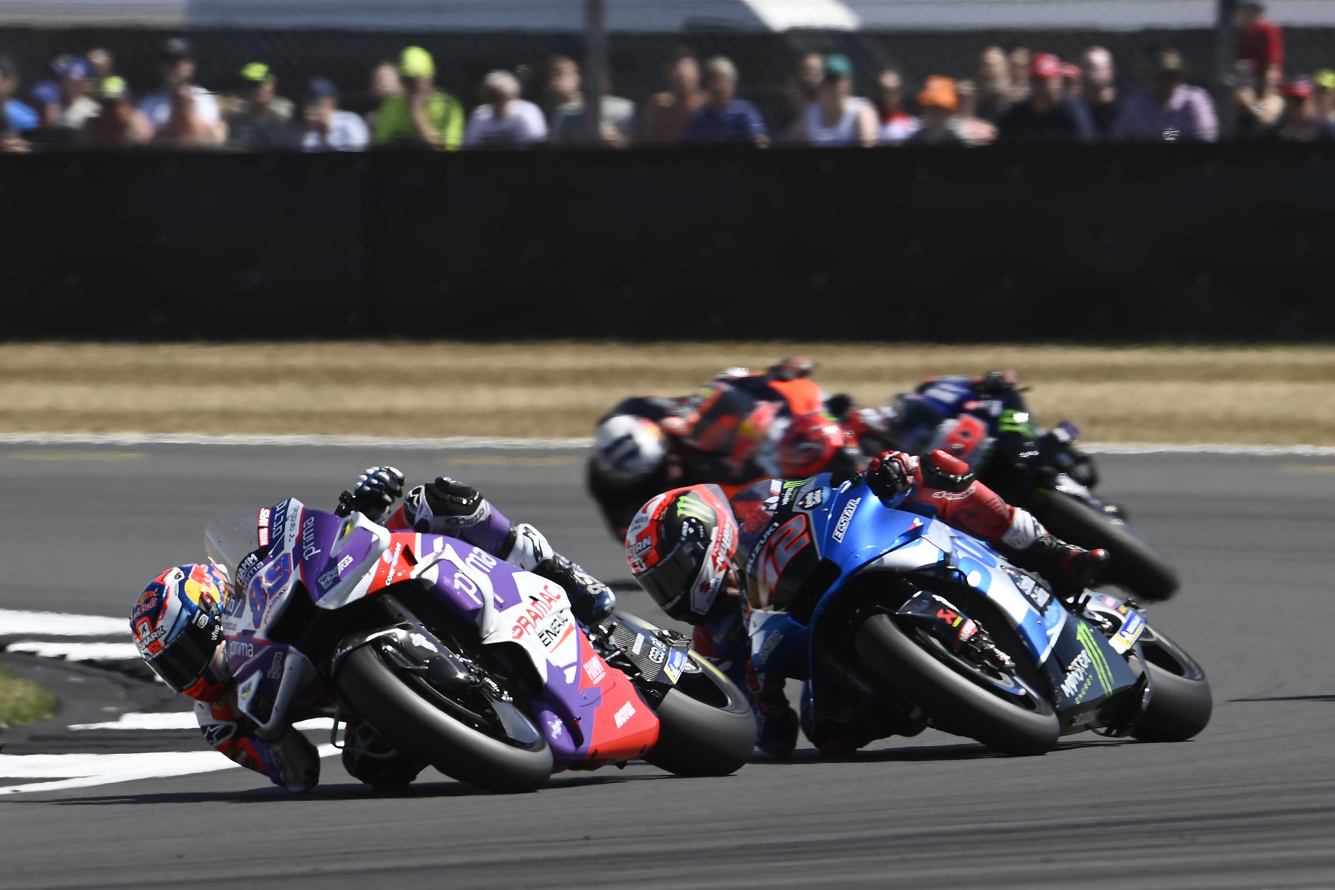 Jorge Martín seguido por Álex Rins, MotoGP Silverstone 2022