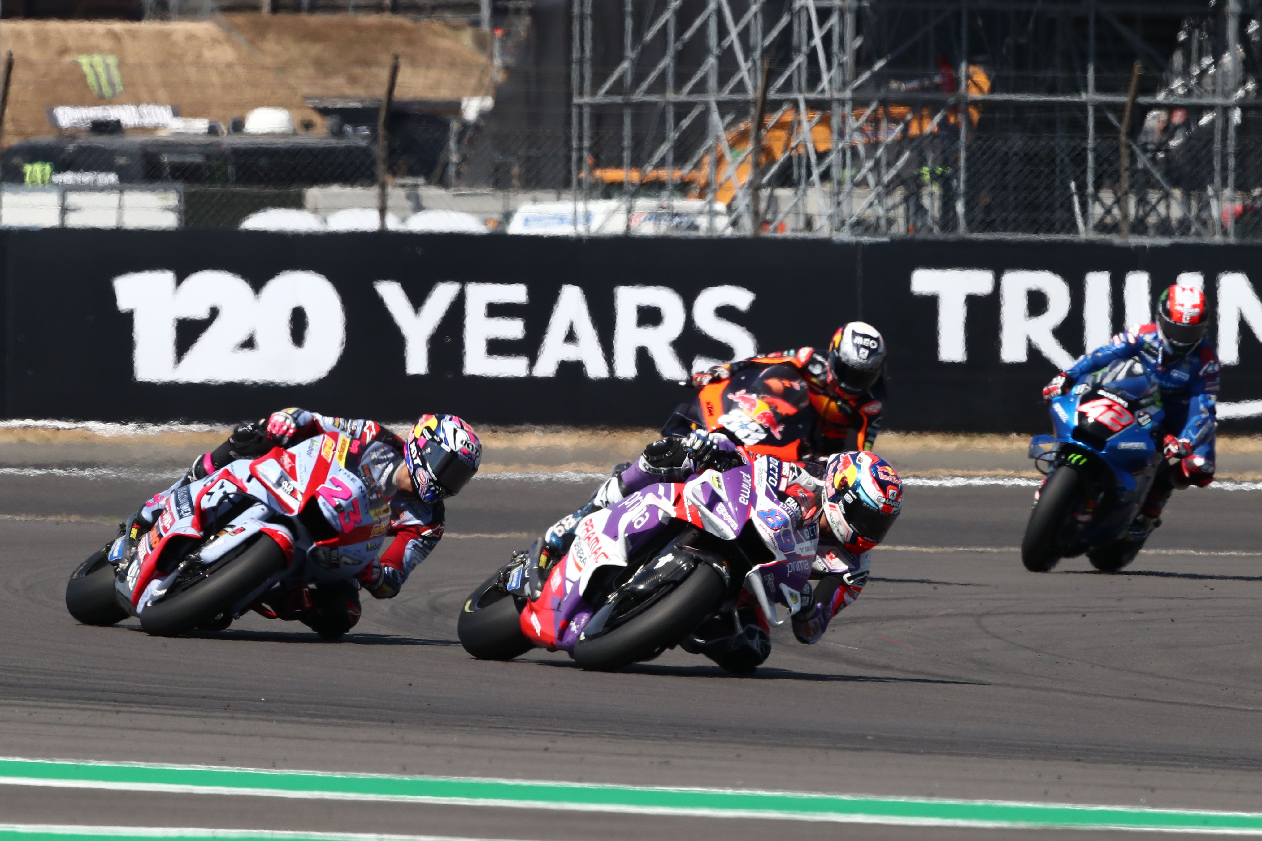 Jorge Martín seguido por Enea Bastianini, Miguel Oliveira y Álex Rins, MotoGP Silverstone 2022