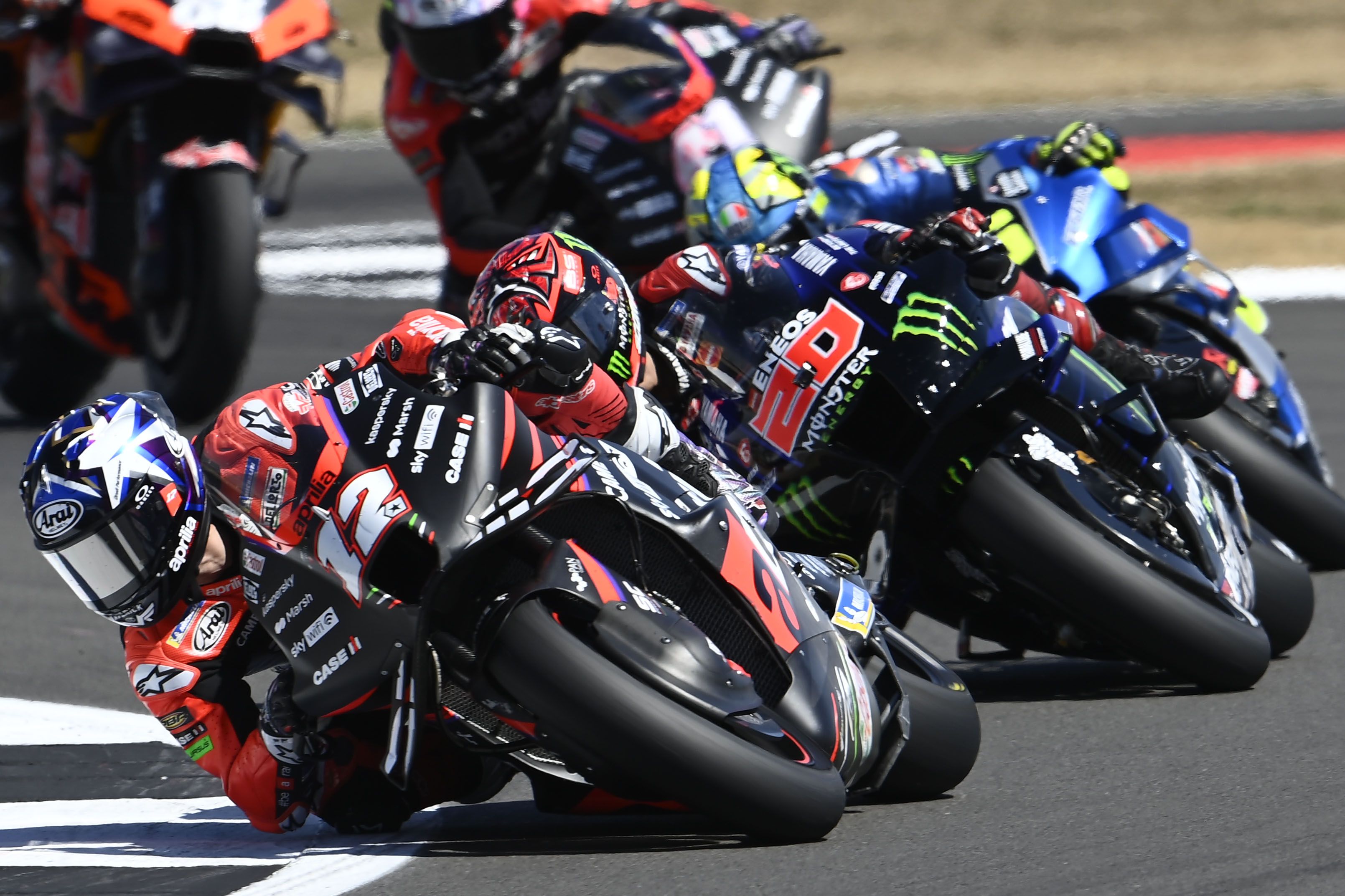 Maverick Viñales con Fabio Quartararo y Joan Mir pegados, MotoGP Silverstone 2022