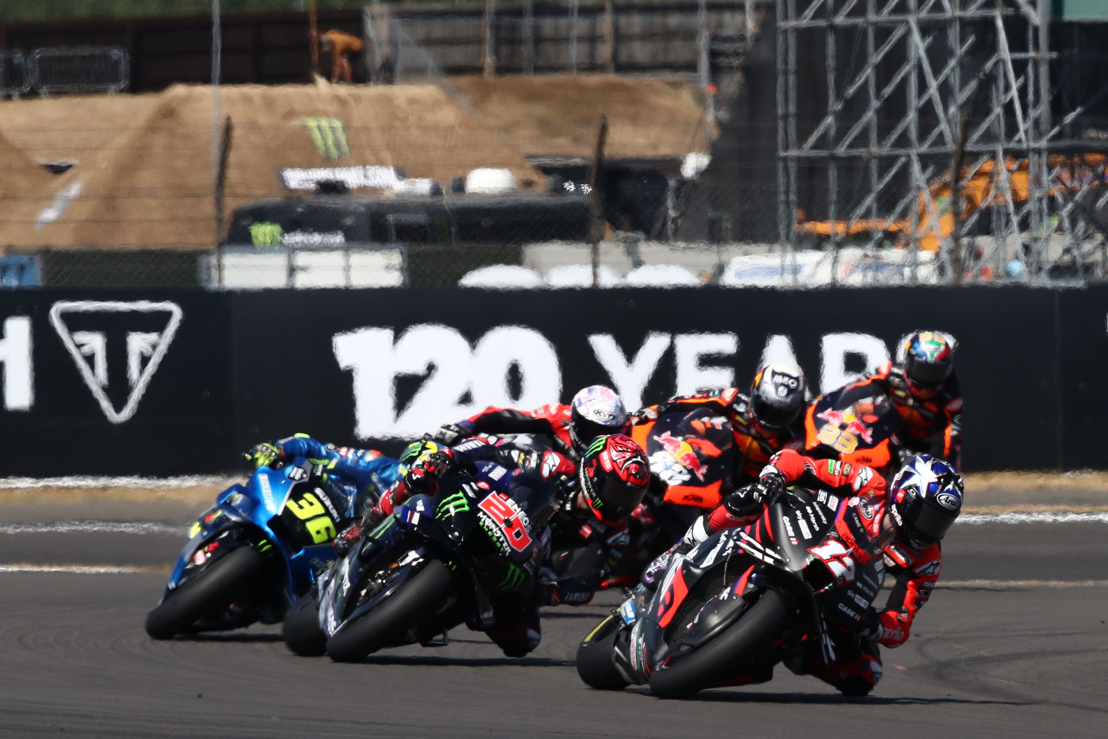 Maverick Viñales delante de Fabio Quartararo y Joan Mir, MotoGP Silverstone 2022