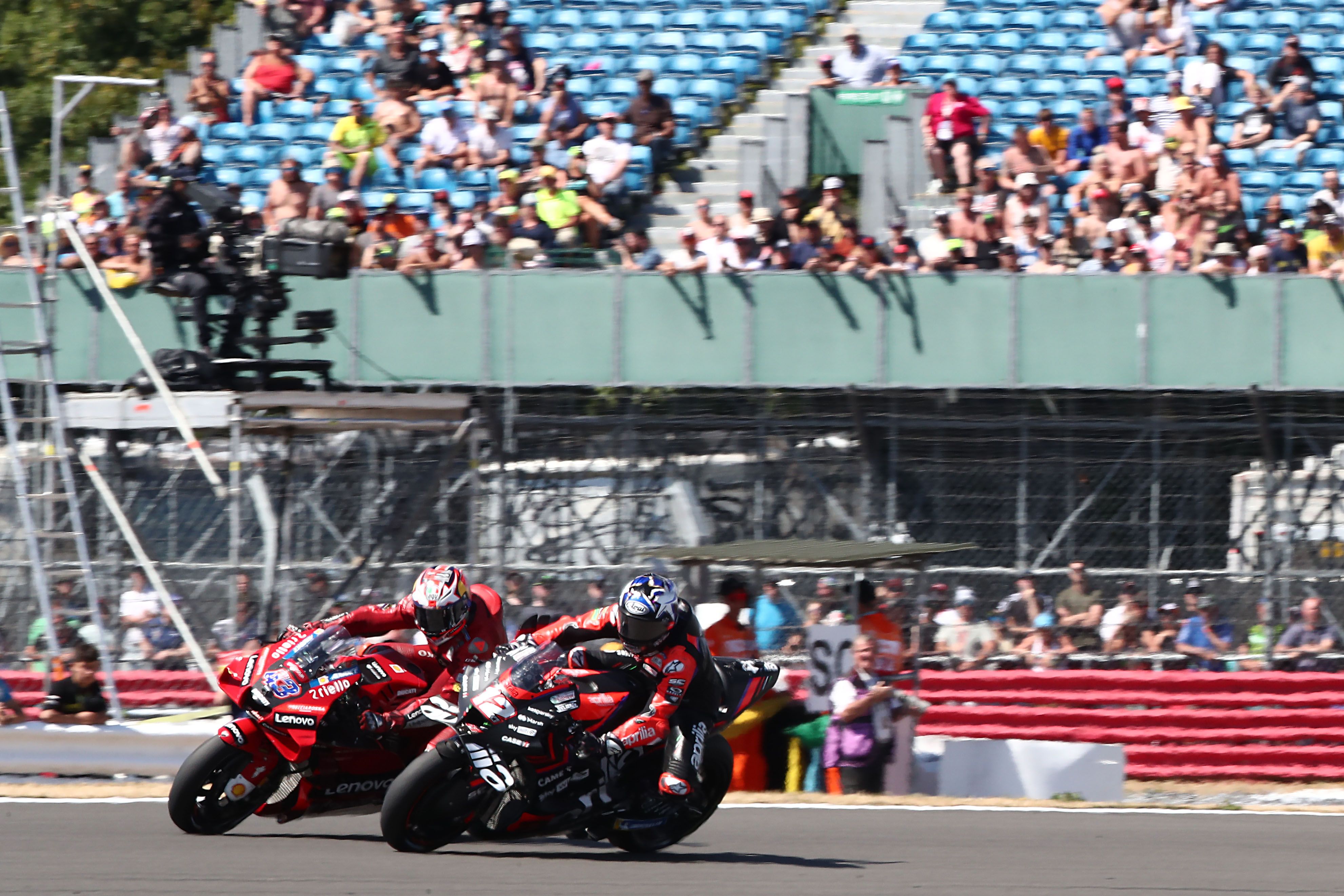 Maverick Viñales se mete por el interior de Jack Miller, MotoGP Silverstone 2022