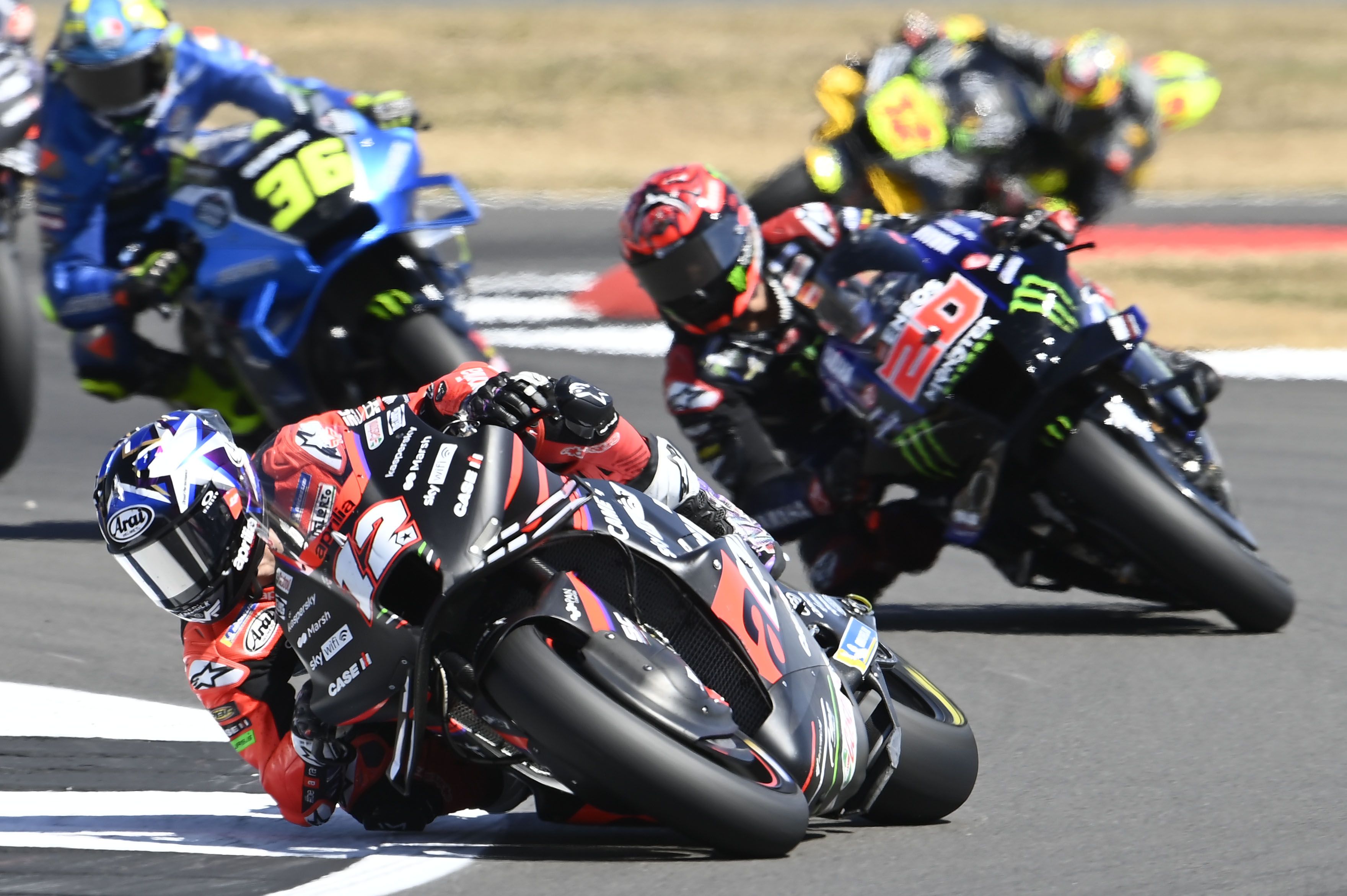 Maverick Viñales seguido por Fabio Quartararo, MotoGP Silverstone 2022
