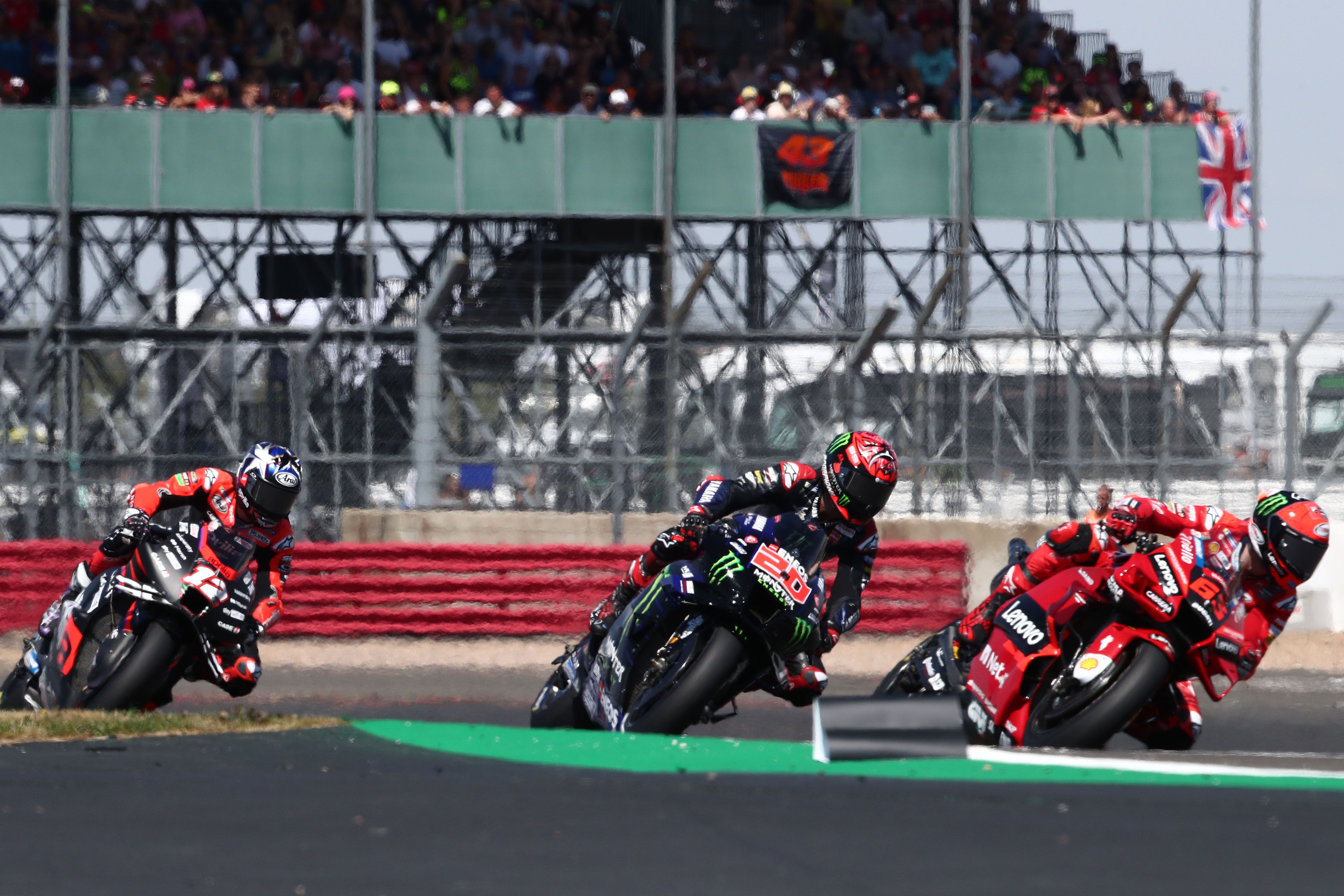 Pecco Bagnaia delante de Fabio Quartararo con Maverick Viñales al acecho, MotoGP Silverstone 2022