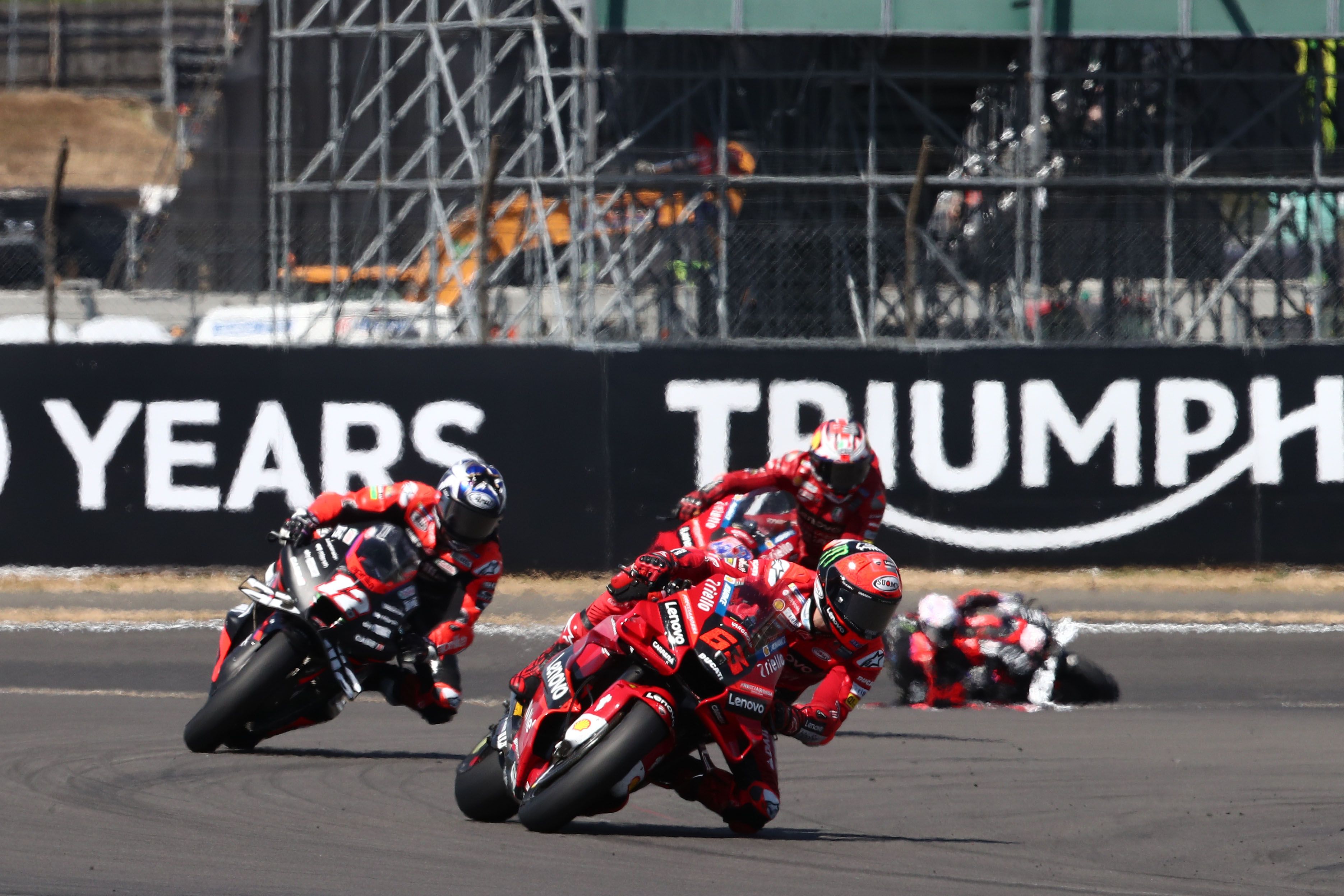 Pecco Bagnaia se defiende de Maverick Viñales, MotoGP Silverstone 2022