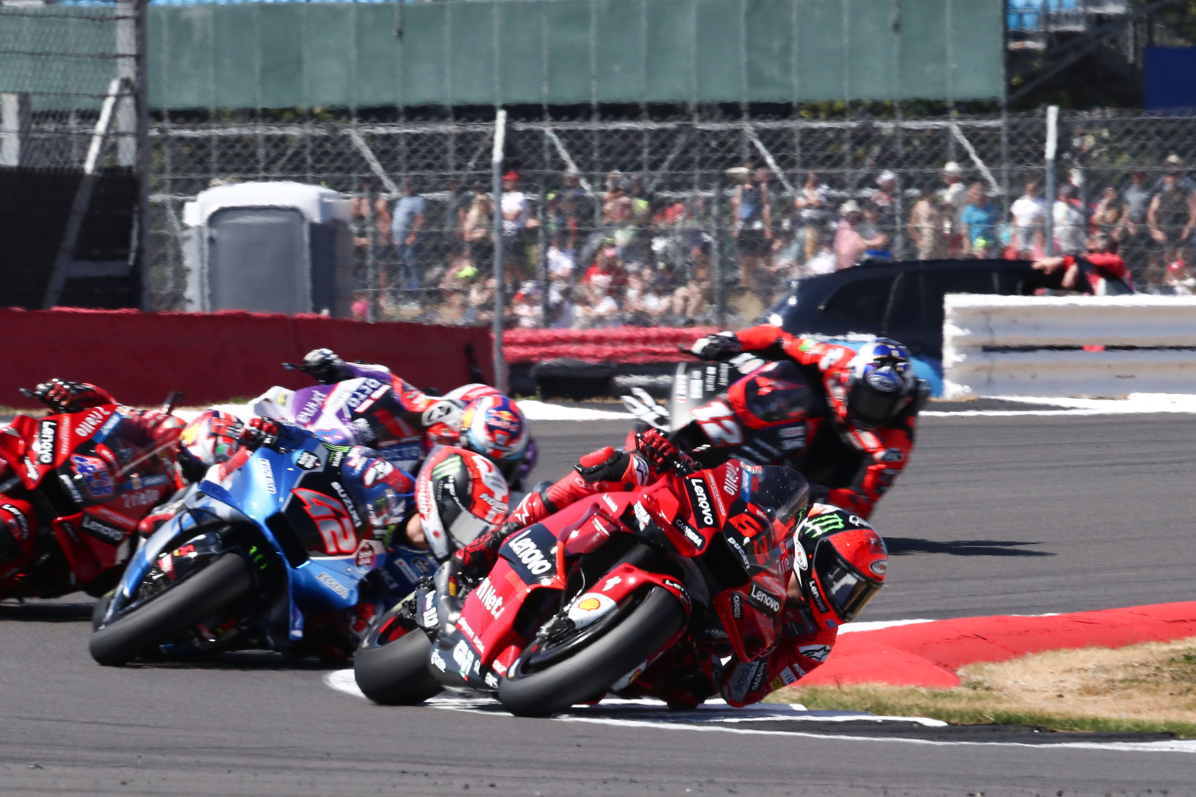 Pecco Bagnaia seguido por Álex Rins, Jack Miller y Jorge Martín, MotoGP Silverstone 2022