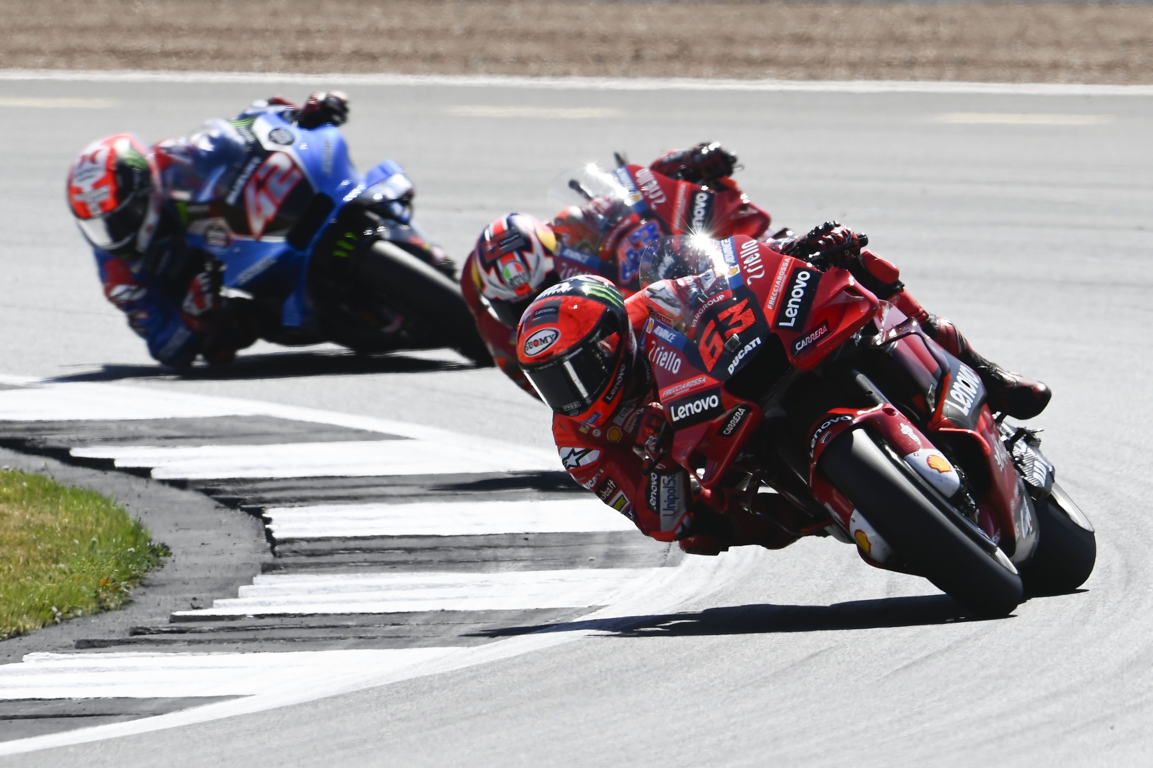 Pecco Bagnaia seguido por Jack Miller y Álex Rins, MotoGP Silverstone 2022