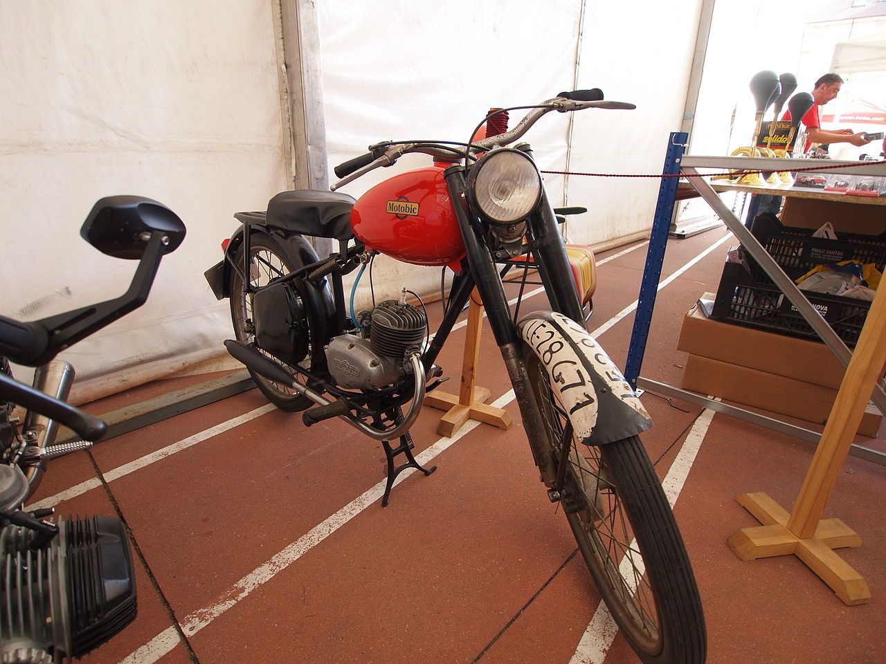 Motocicleta española Motobic, expuesta en la Feria del Motor de La Bañeza, Agosto 2012. Fuente: Antramir en Creative Commons