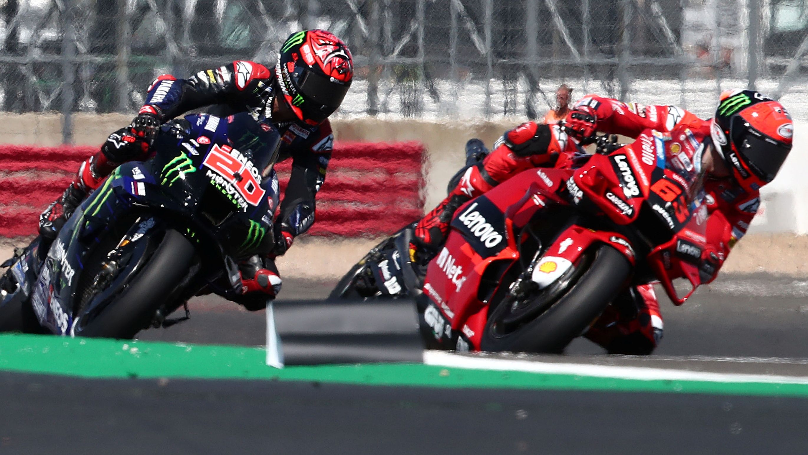 Pecco Bagnaia por delante de Fabio Quartararo antes de irse rumbo a la victoria en Silverstone