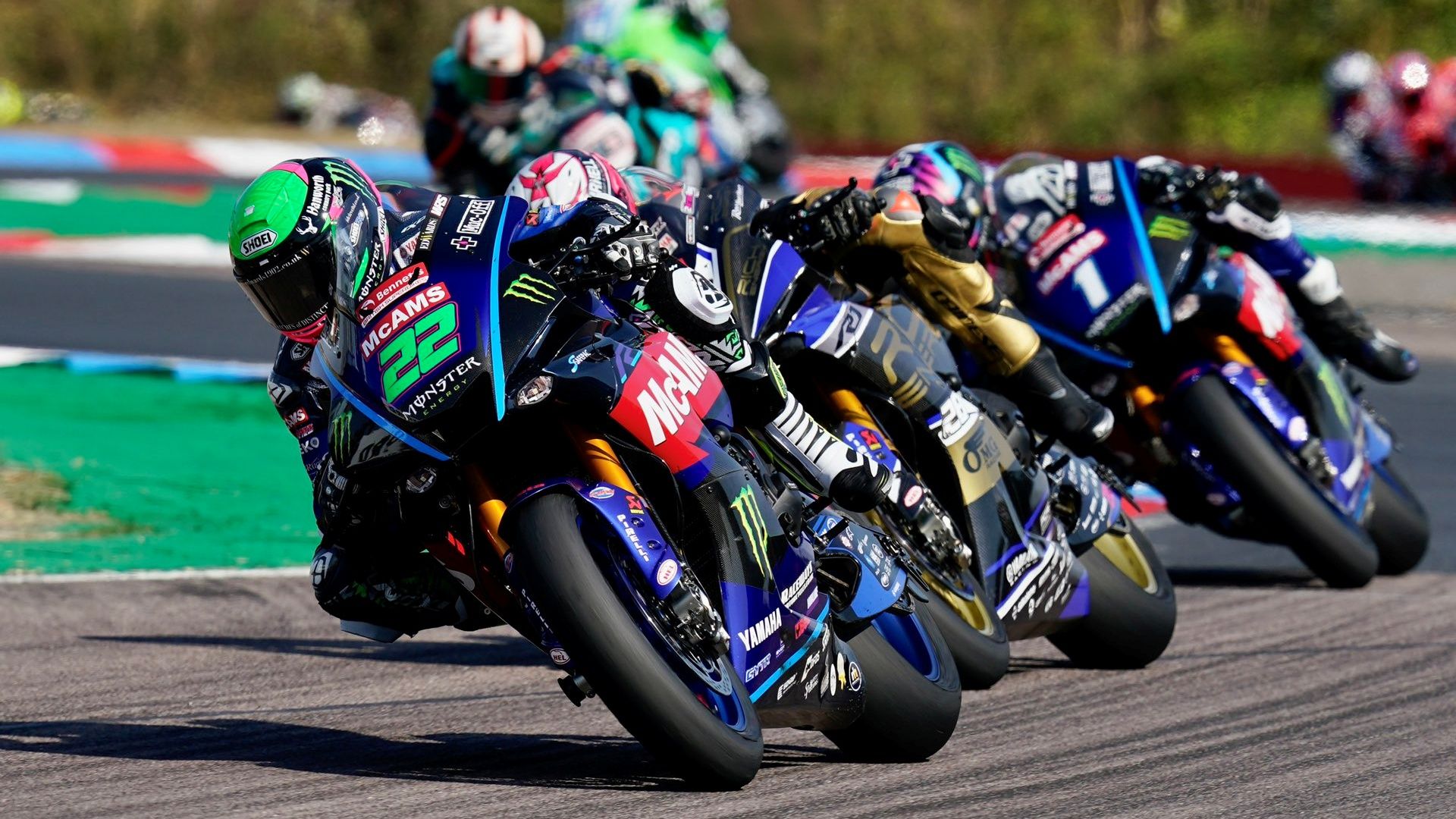 Jason O'Halloran delante de Bradley Ray y Tarran MacKenzie en Thruxton