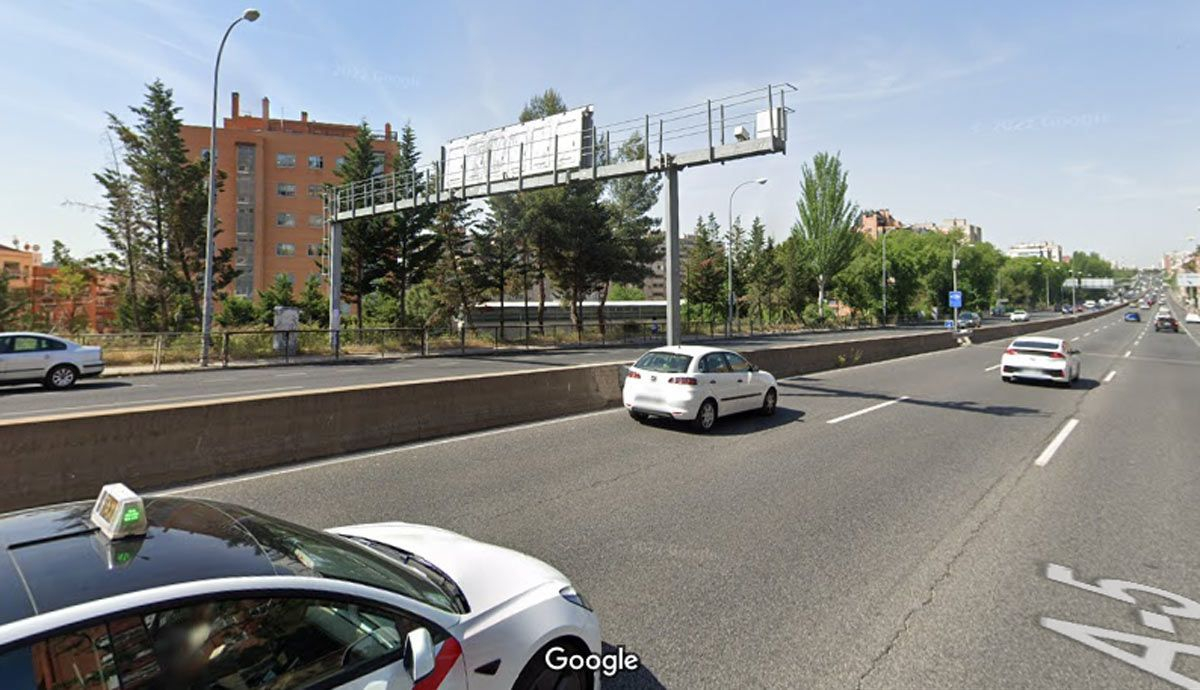 Este pórtico que da a la A 5 en Madrid cuenta con un radar instalado, pero apuntando al sentido de circulación contrario. Foto Google Maps. Este pórtico que da a la A 5 en Madrid cuenta con un radar instalado, pero apuntando al sentido de circulación contrario. Foto Google Maps.