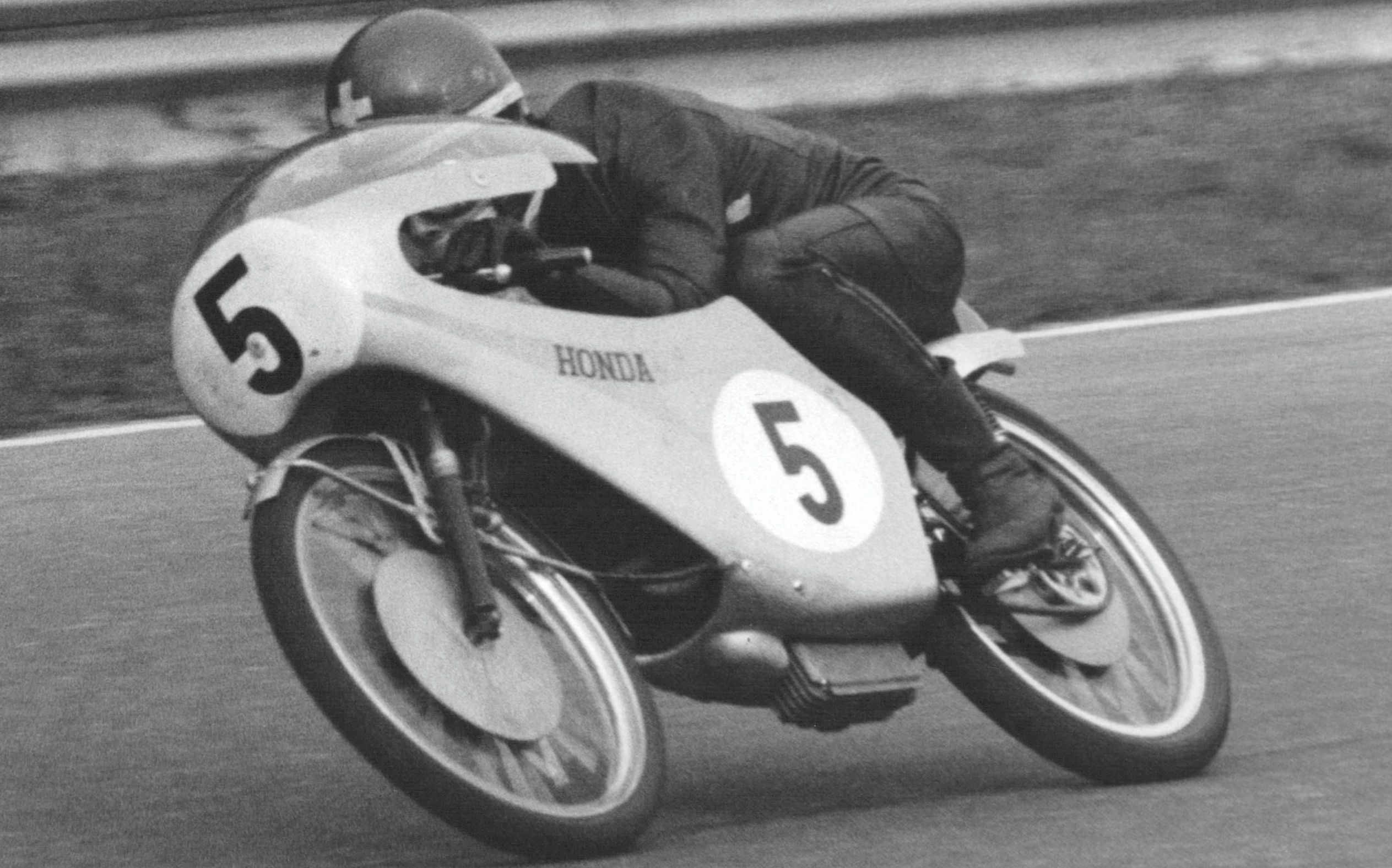 Luigi Taveri en 1966, donde logró el último de sus tres títulos mundiales. Foto FIM   Maurice Bula