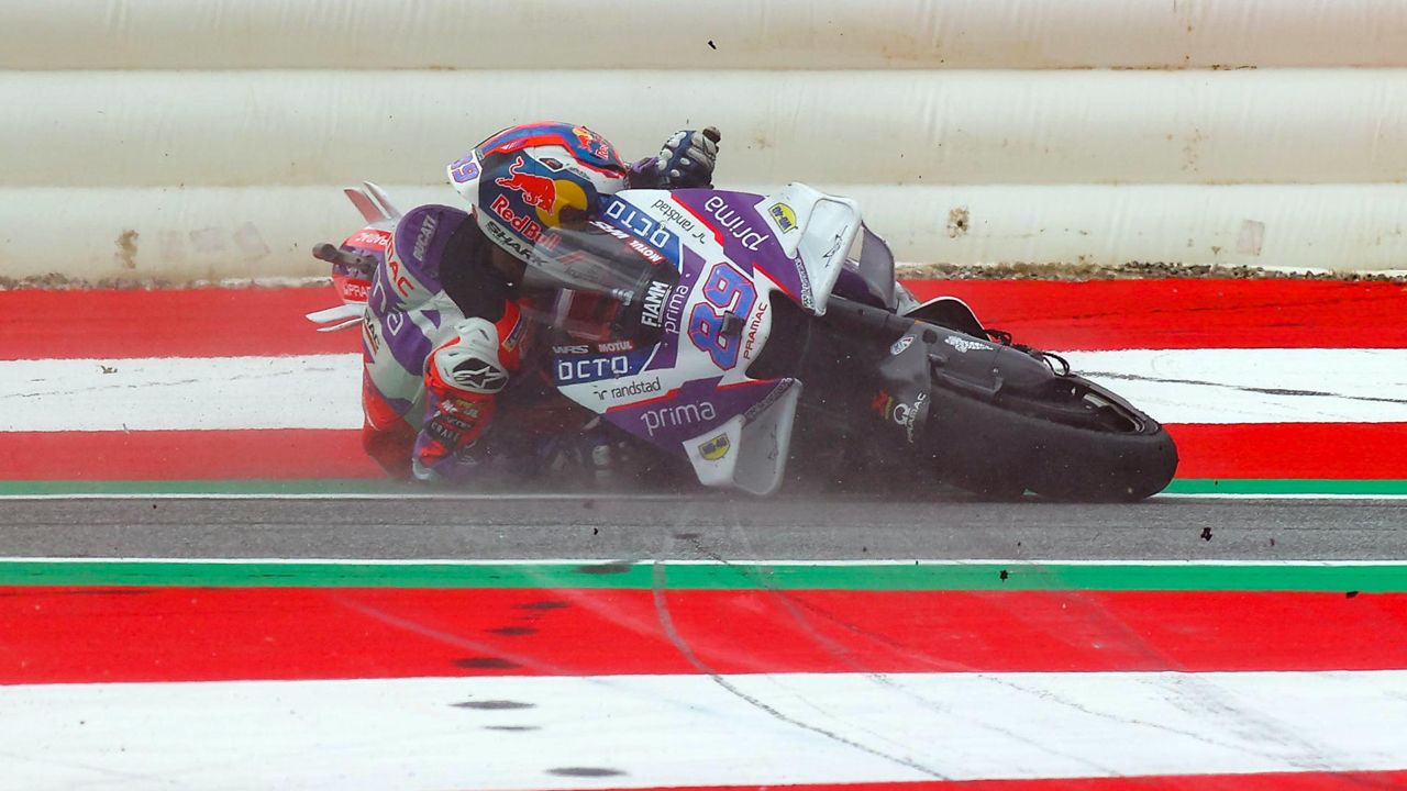 Jorge Martín se cayó en la última vuelta cuando peleaba por la tercera posición con Jack Miller.