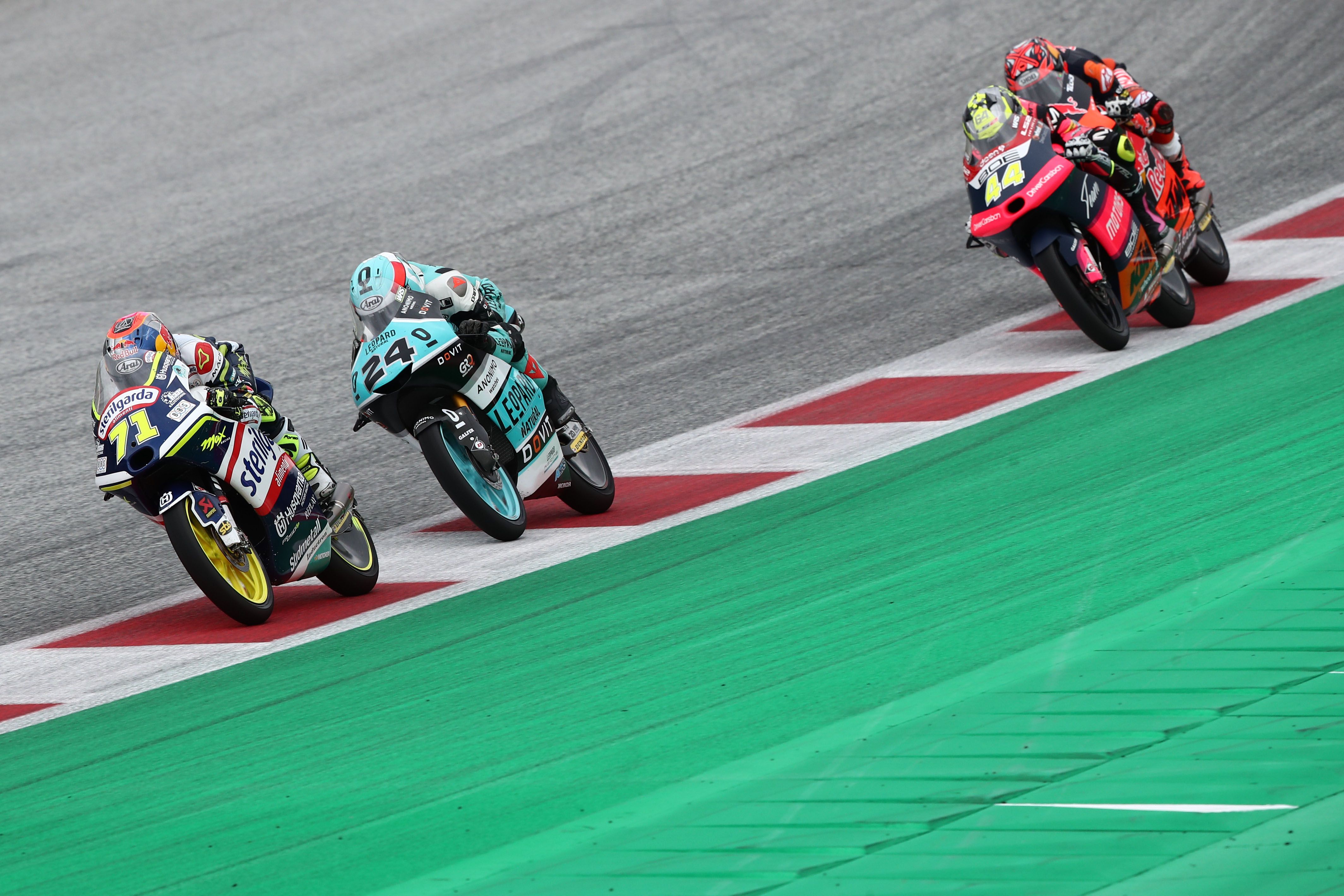 Ayumu Sasaki vence a Tatsuki Suzuki con David Muñoz batiendo a Deniz Oncu, Moto3 Austria 2022