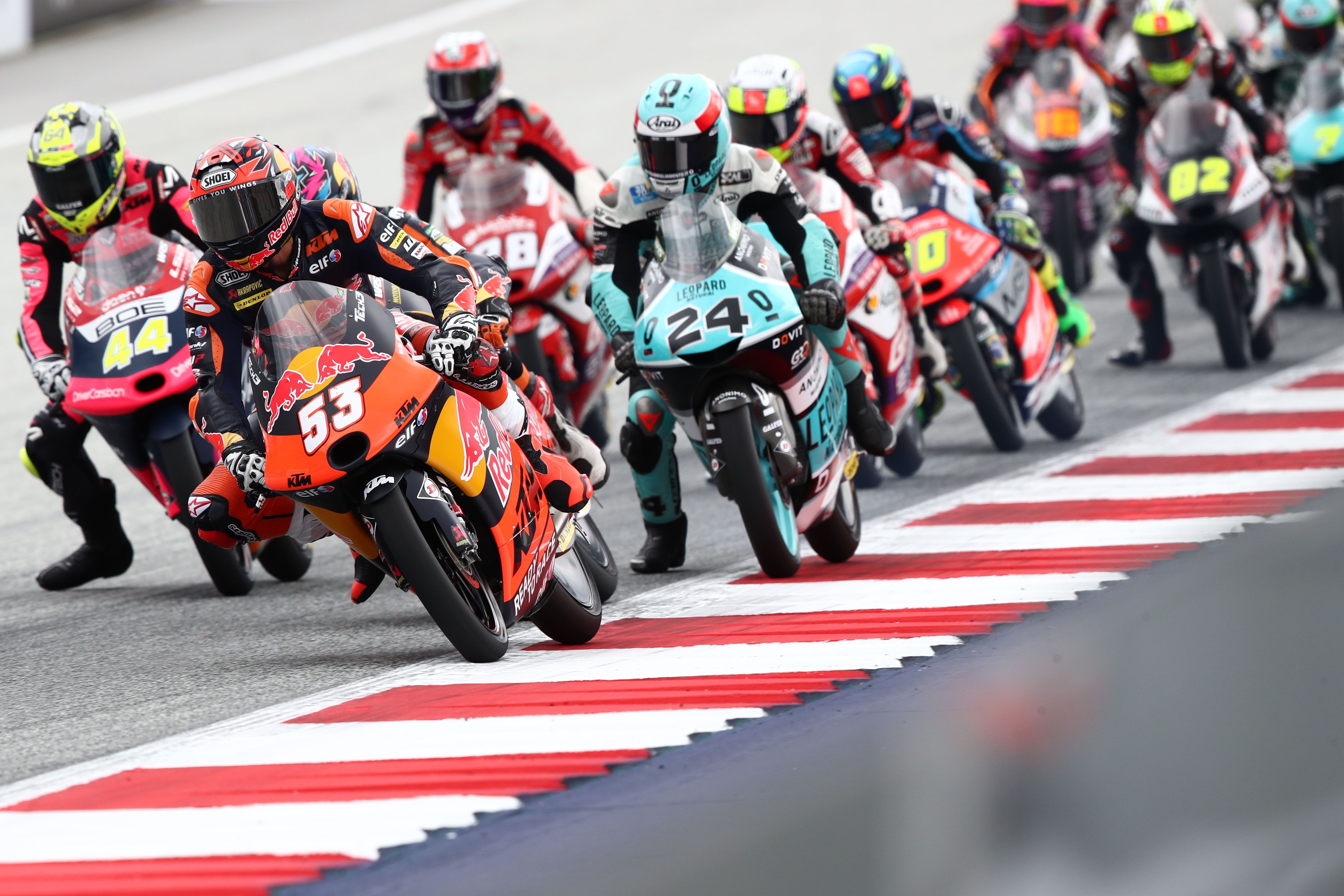 Deniz Oncu lidera en la arrancada, Moto3 Austria 2022