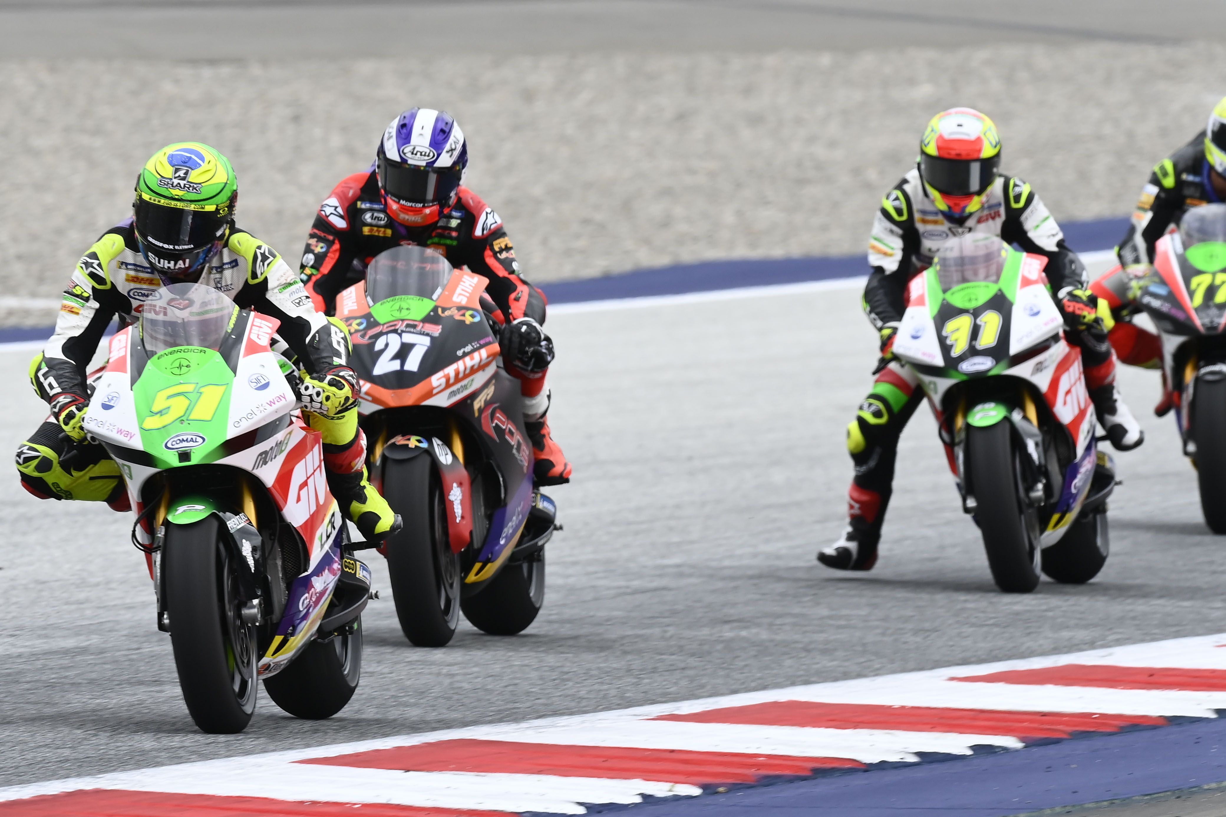 Eric Granado seguido por Mattia Casadei, Miquel Pons y Dominique Aegerter, MotoE Austria 2022