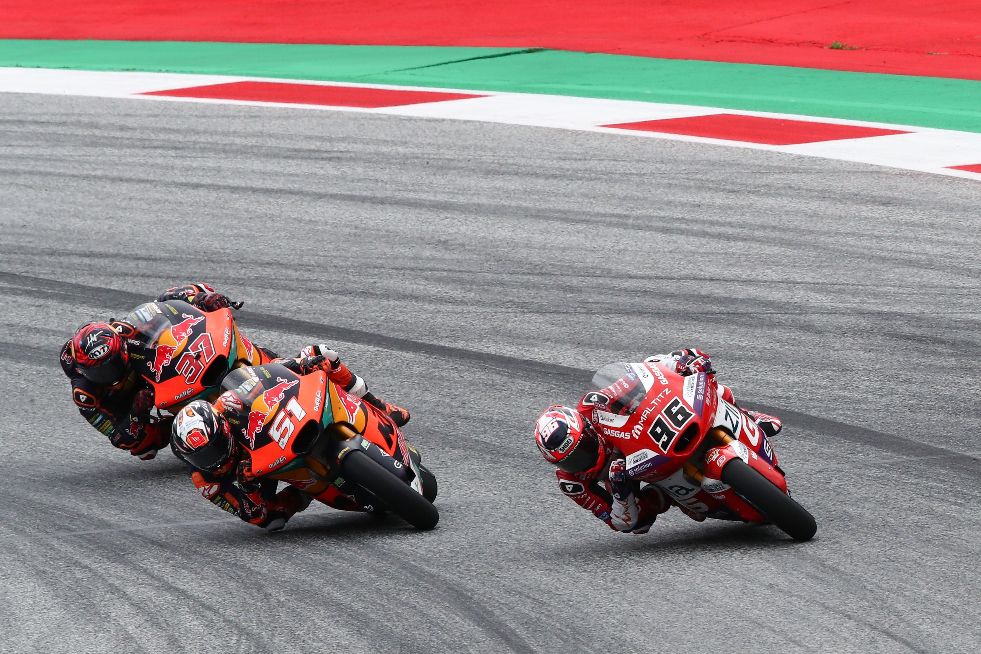 Jake Dixon y Pedro Acosta luchan ante Augusto Fernández, Moto2 Austria 2022