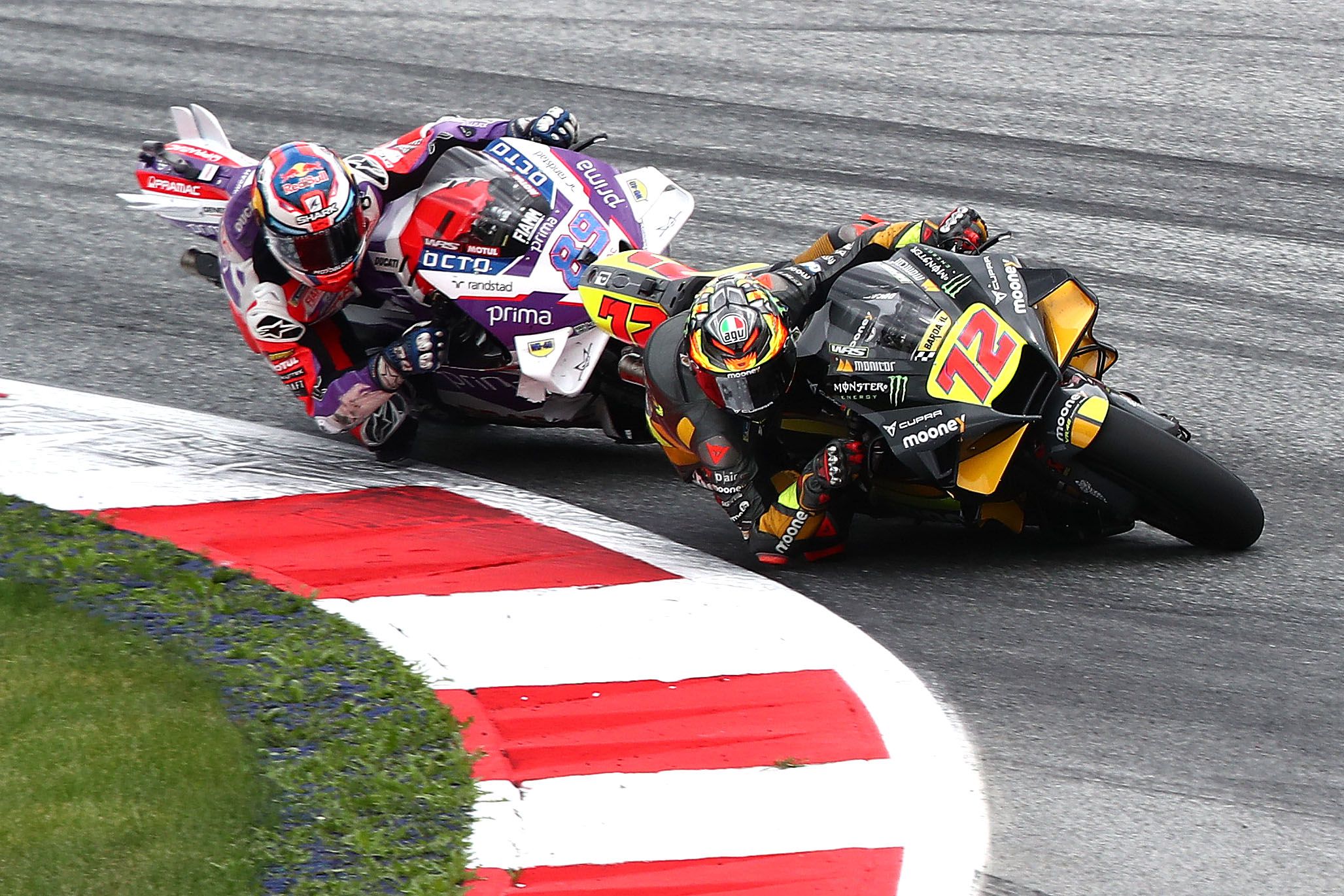 Marco Bezzecchi se cuela a Jorge Martín, MotoGP Austria 2022