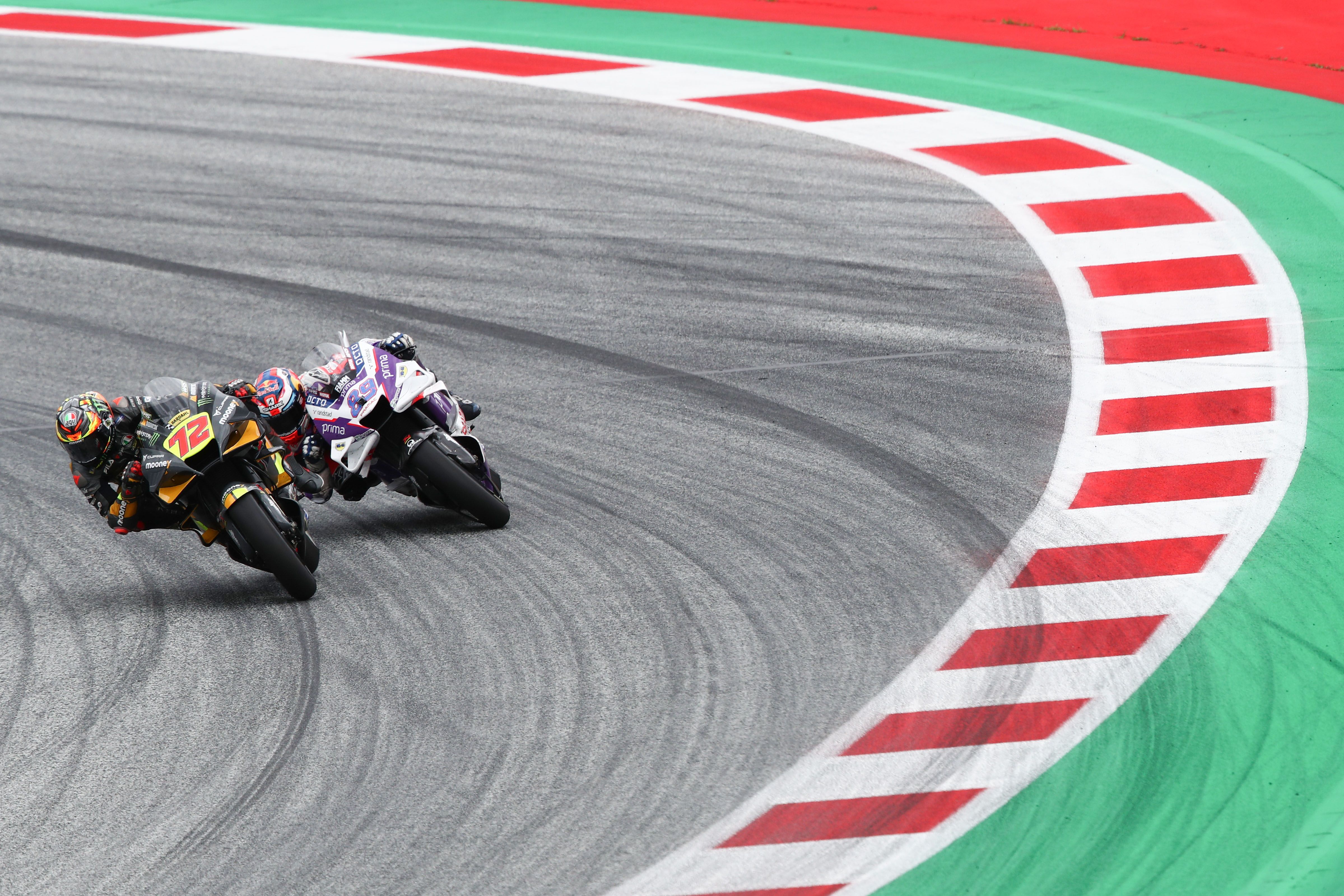 Marco Bezzecchi y Jorge Martín abriendo gas, MotoGP Austria 2022