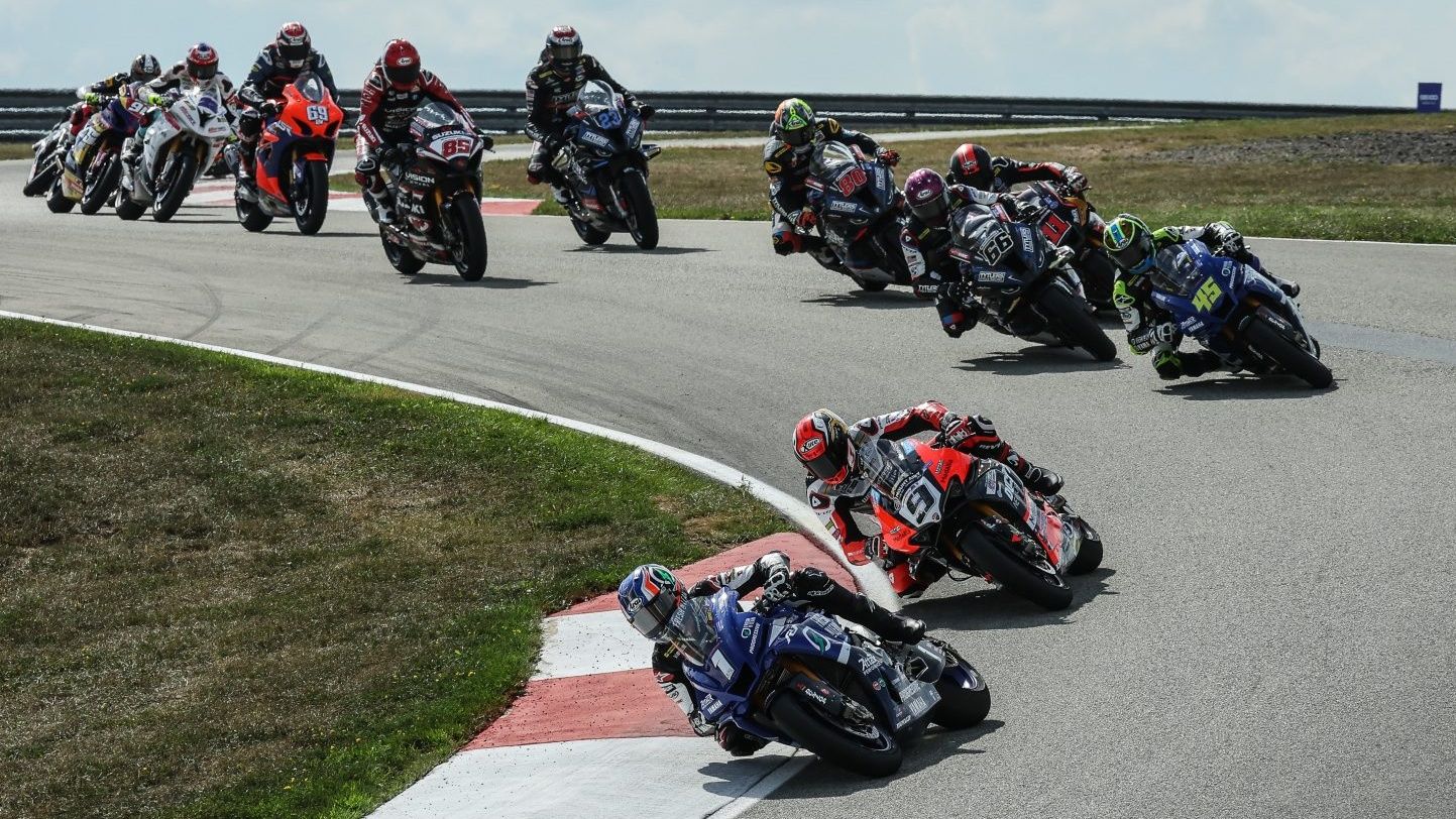 Jake Gagne lidera en la salida por delante de Danilo Petrucci