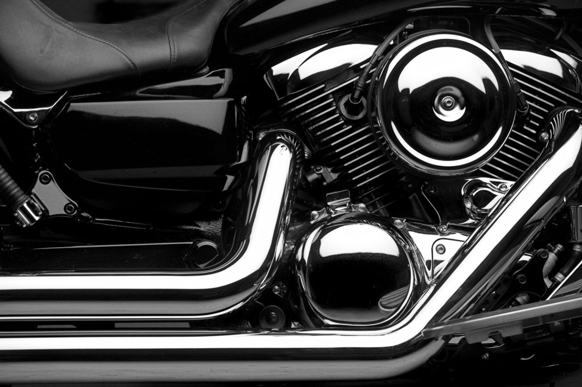 Motor de una motocicleta que necesita de un sistema de refrigeración para evitar el sobrecalentamiento. Fuente: iStock.com / 66North