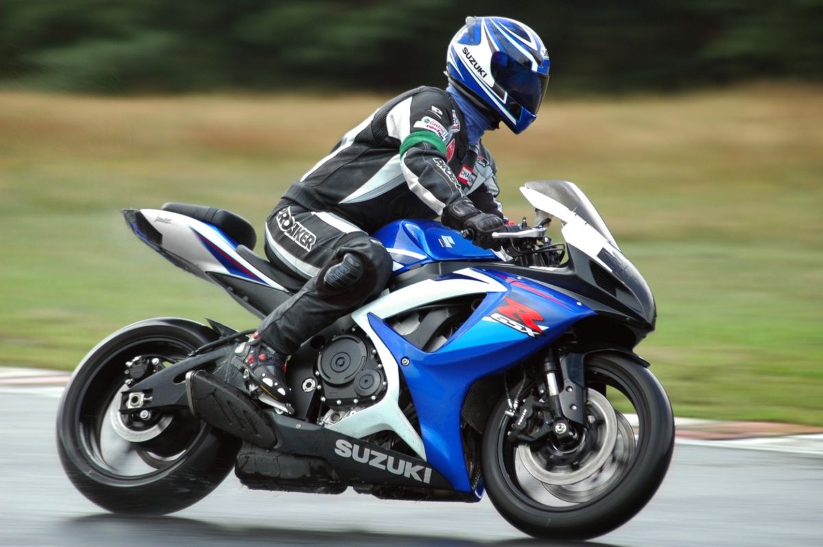 Imagen de una moto Suzuki. Fuente: iStock.com / sweetmoments