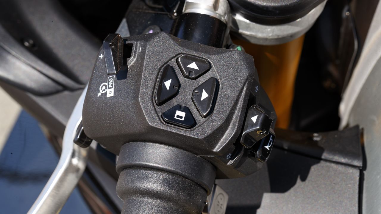 Aprilia RSV4 1100 Factory 15 jk 1