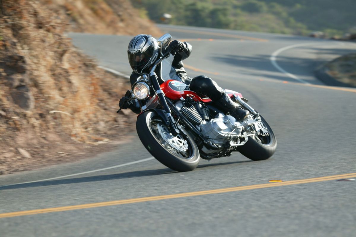 Moto, en cuyo comportamiento influye el ángulo de lanzamiento. Fuente: iStock.com / Hirkophoto