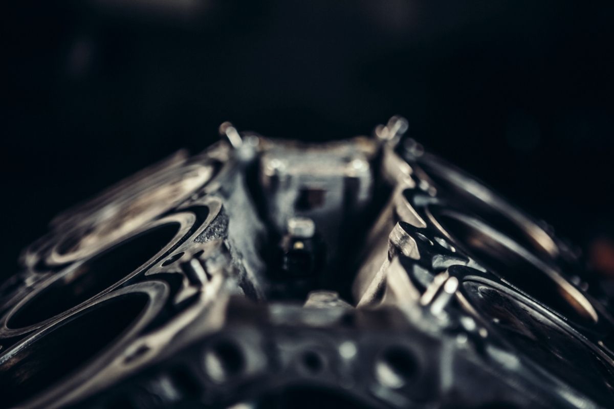 Motor con una disposición en V. Fuente: iStock.com / da-kuk