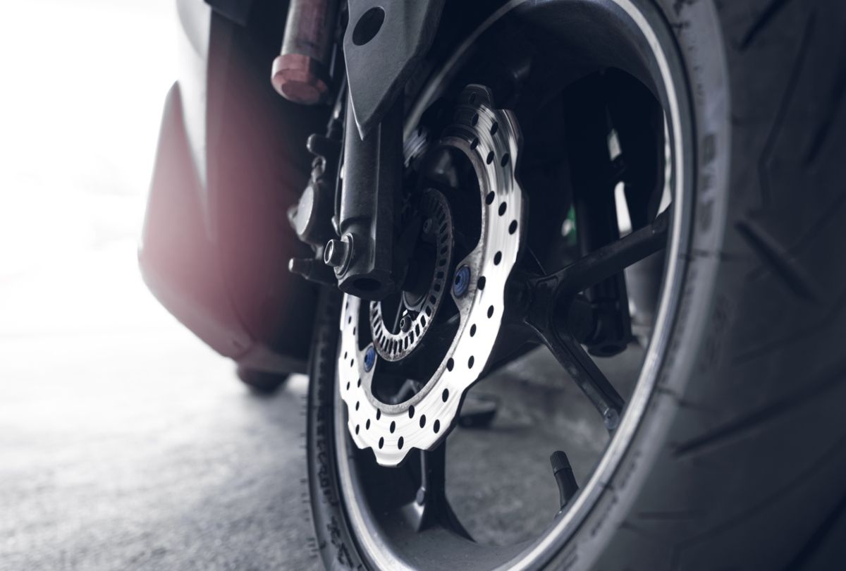 Moto donde se aprecia el diámetro de su disco de freno. Fuente: iStock.com/ Fahroni