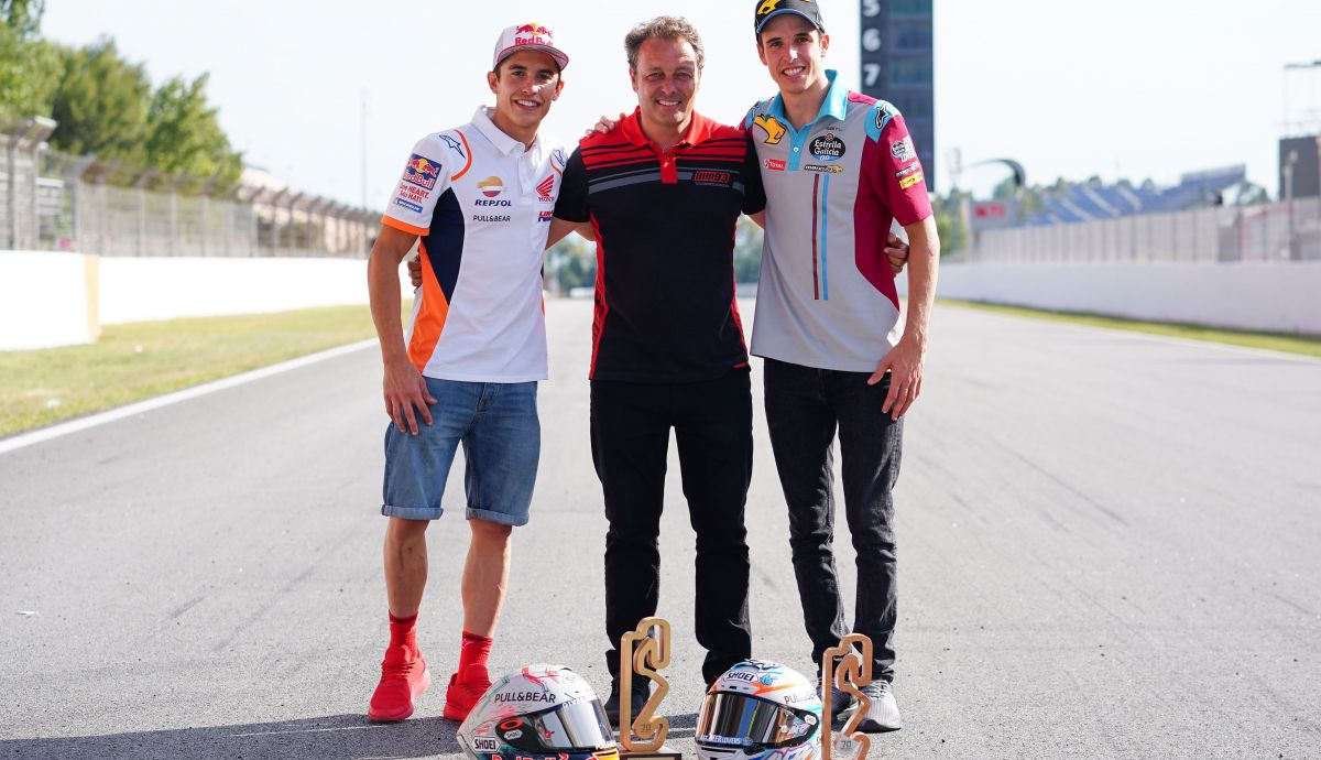 Marc Márquez y Álex Márquez junto a Emilio Alzamora Marc Márquez y Álex Márquez junto a Emilio Alzamora