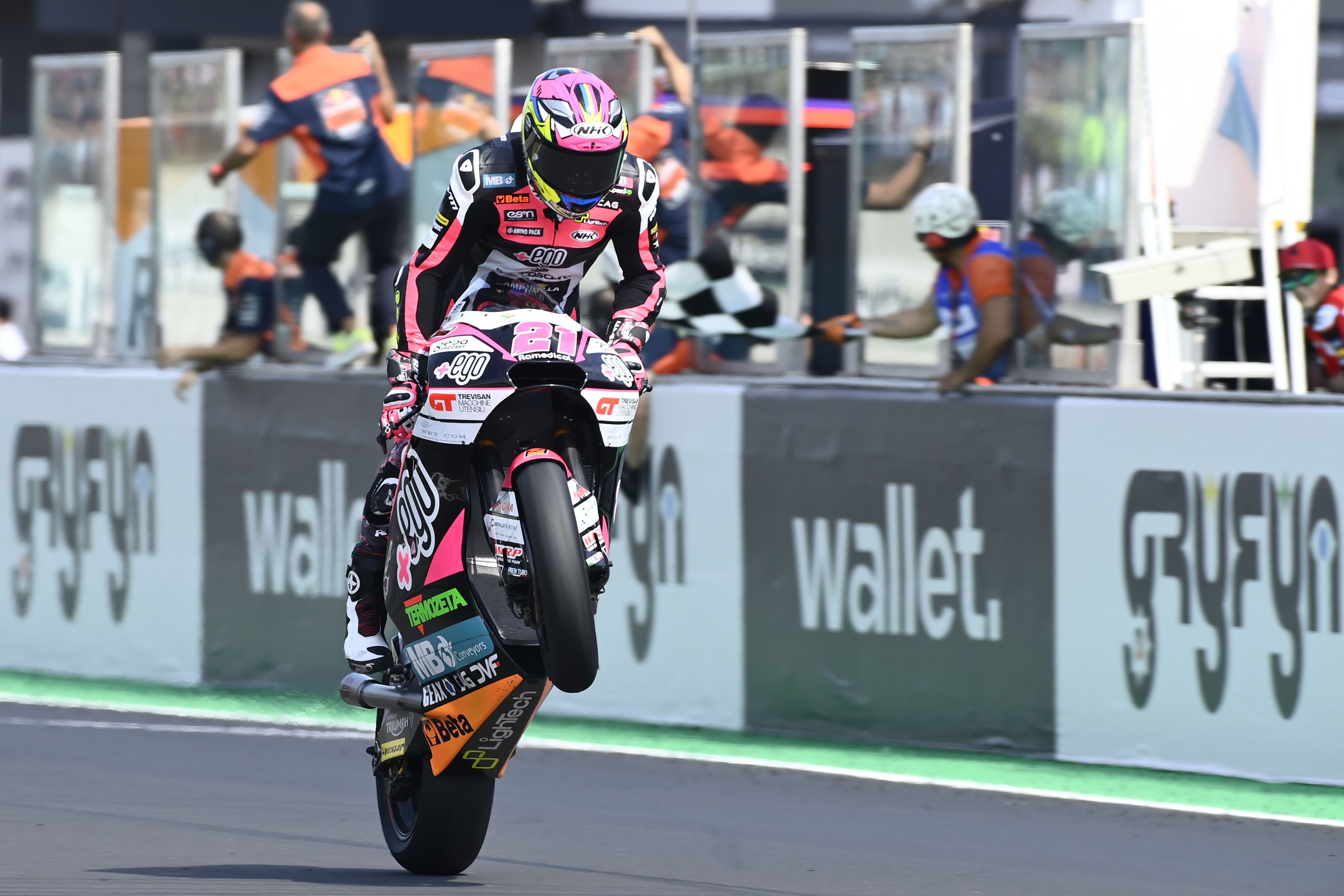 Alonso López celebra con un caballito su primera victoria mundialista en Misano.