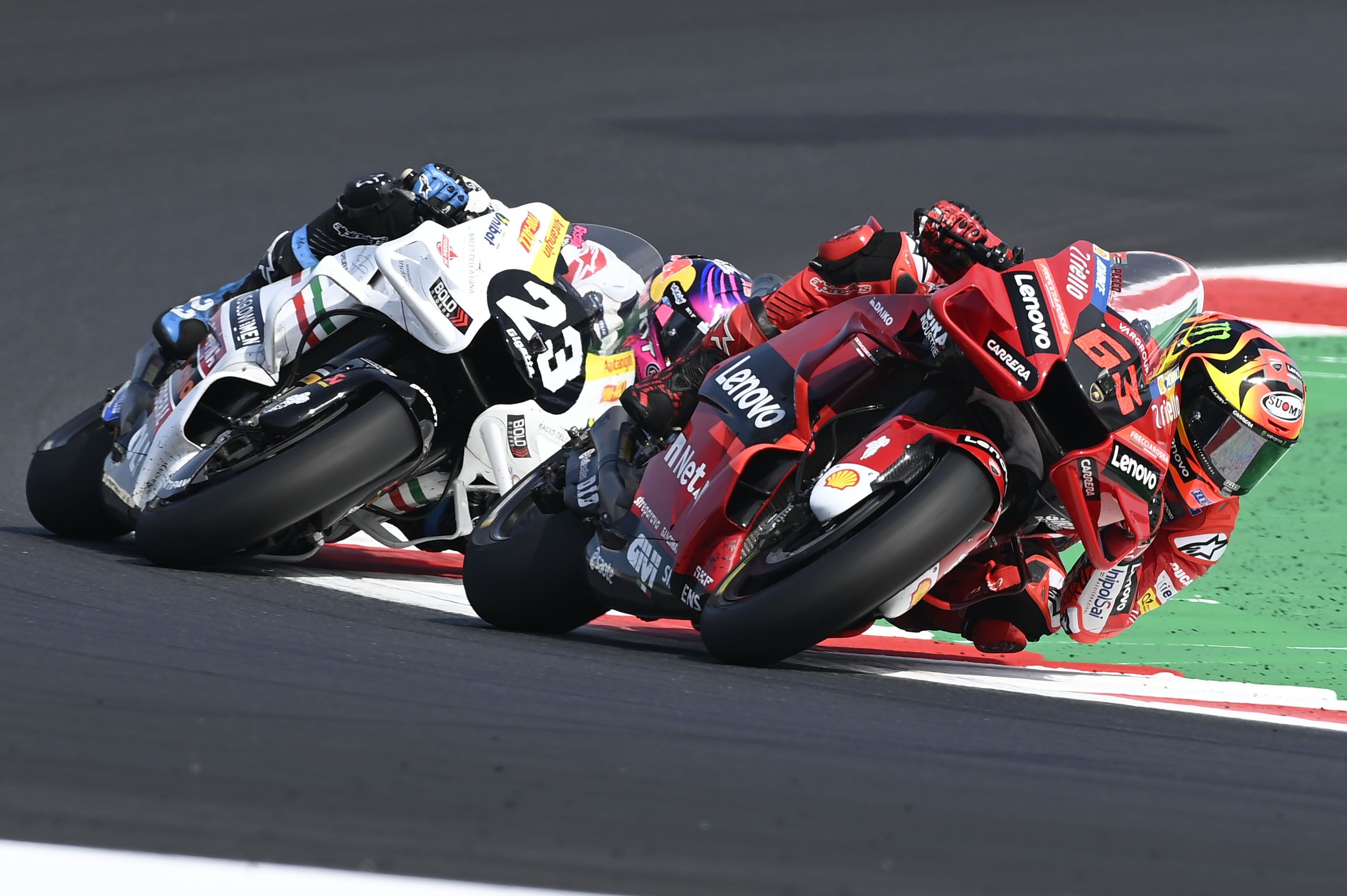Pecco Bagnaia por delante de Enea Bastianini en Misano.