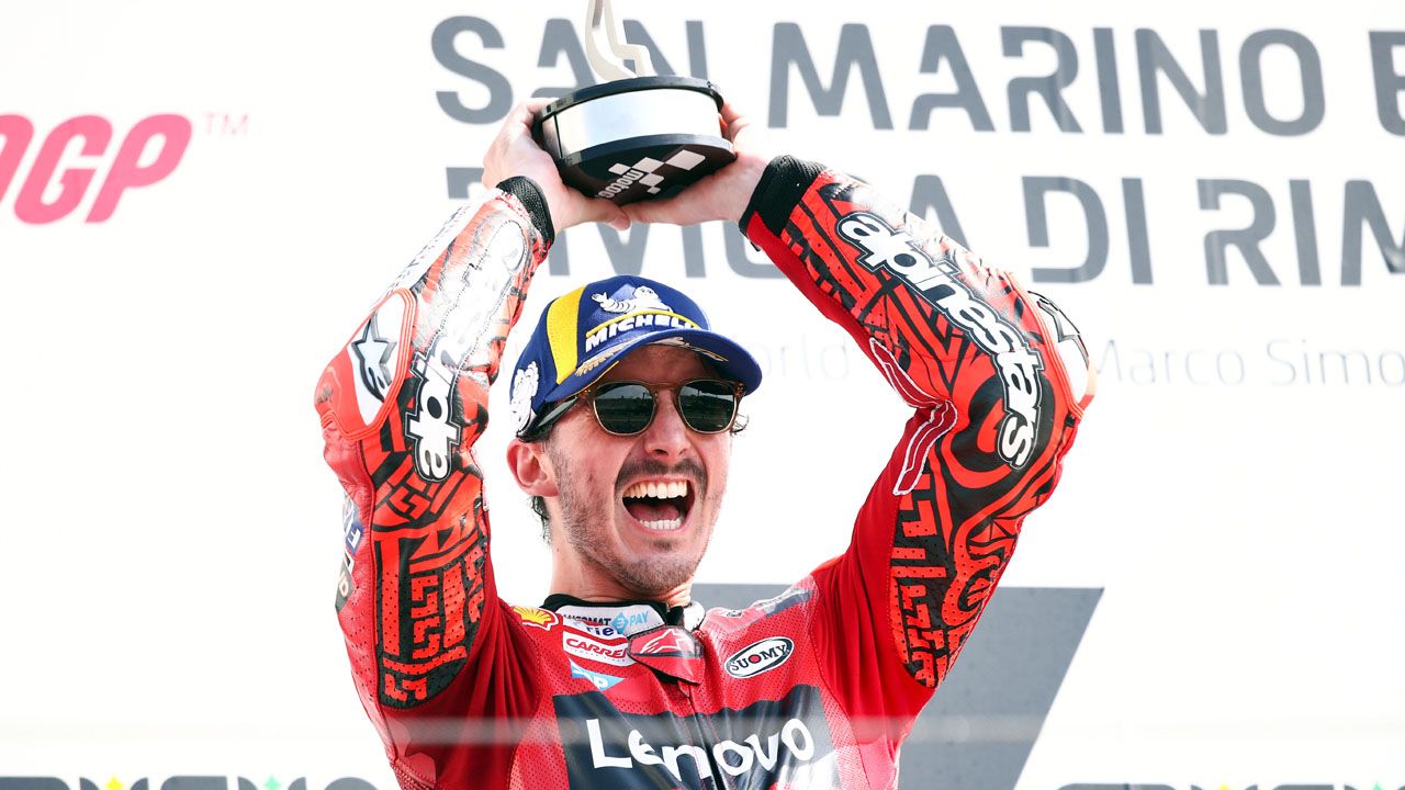 Pecco Bagnaia celebra su cuarta victoria consecutiva en el podio de Misano.