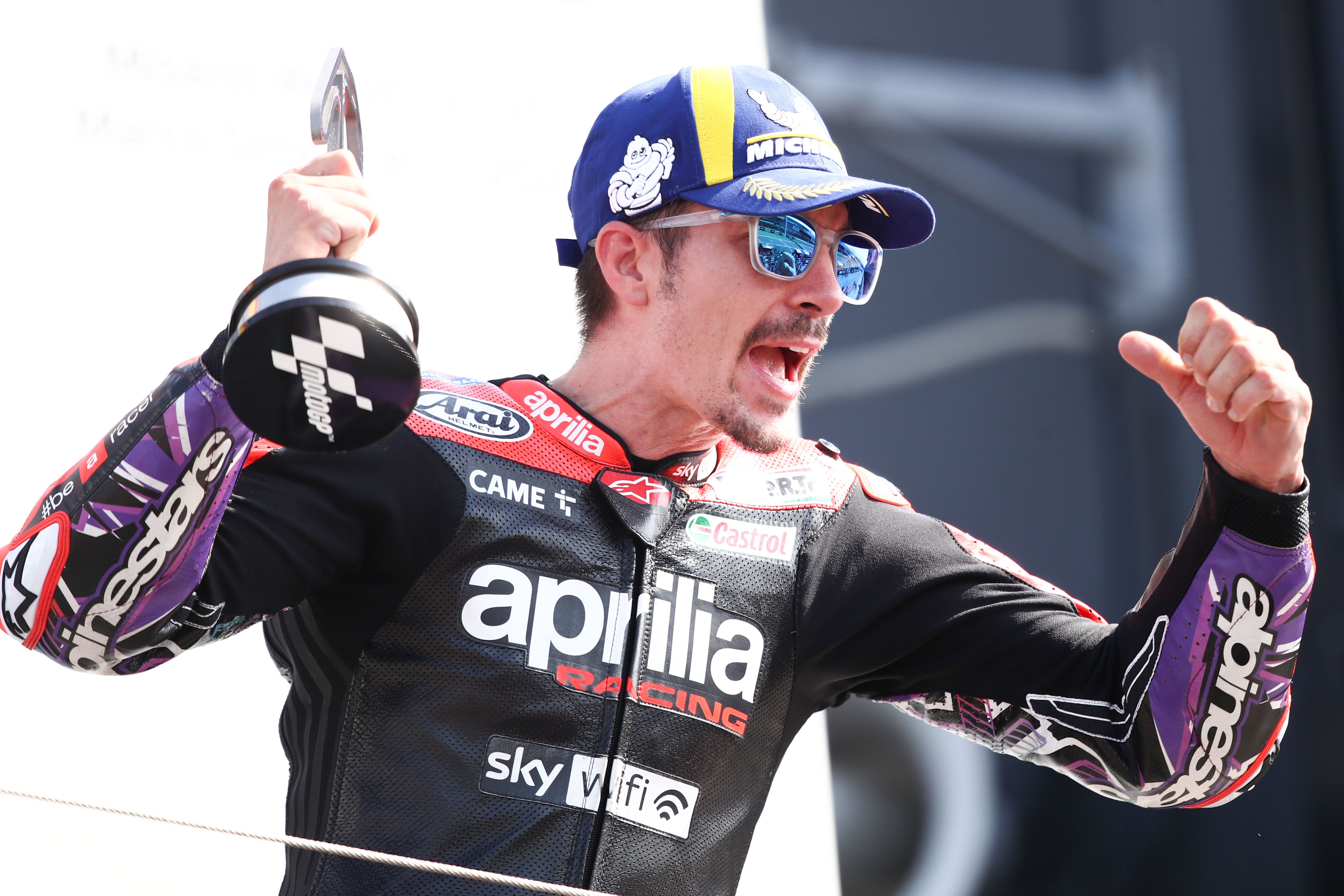 Maverick Viñales celebra su tercera posición en el podio de Misano.