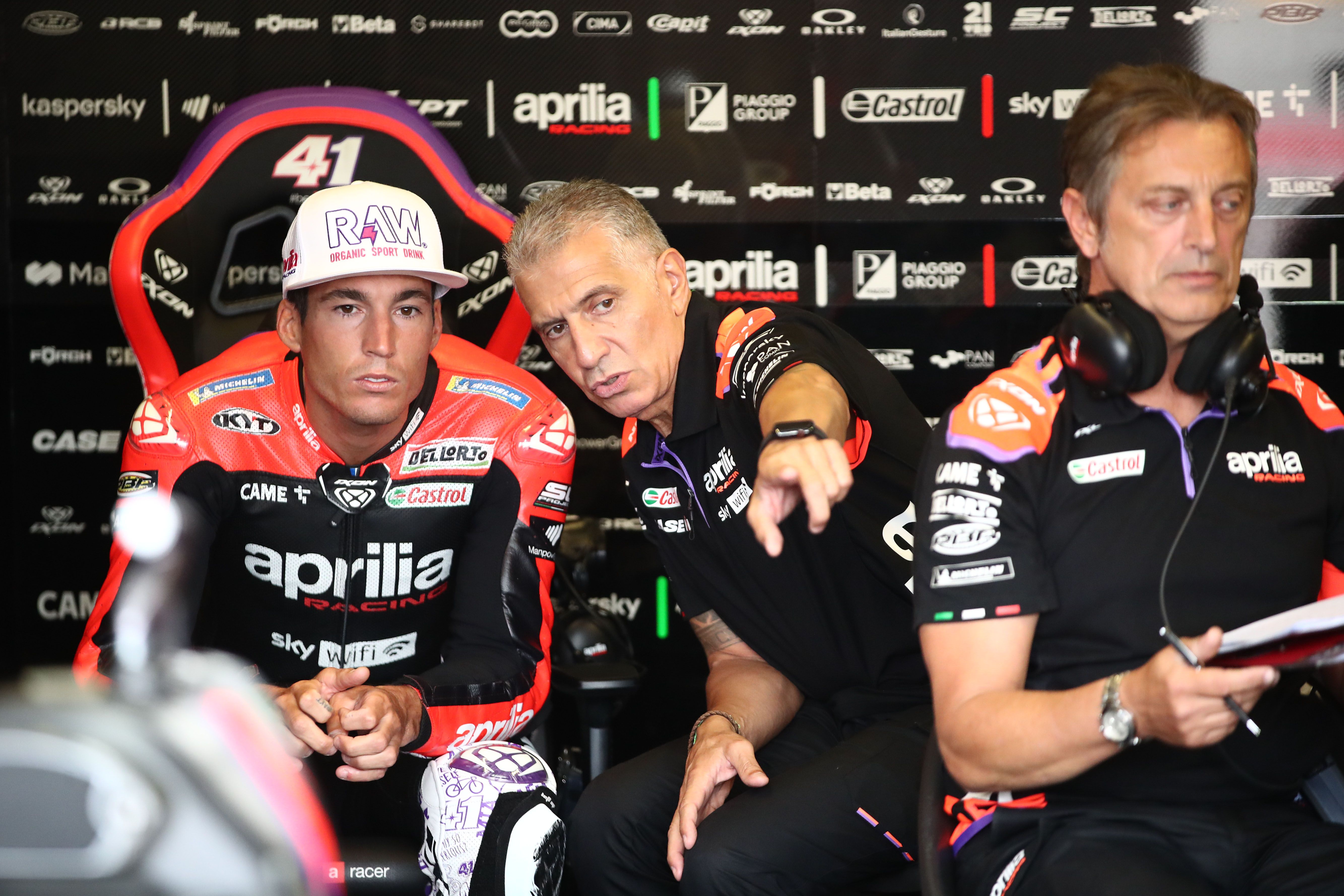 Aleix Espargaró charla con su jefe de mecánicos, Antonio Jiménez.