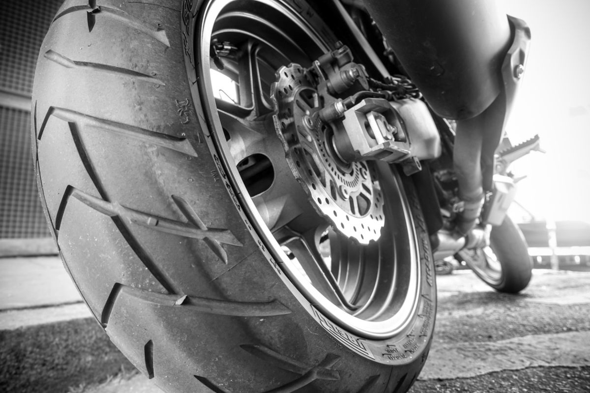 Plano detalle de la llanta de una moto. Fuente: iStock.com / deepblue4you