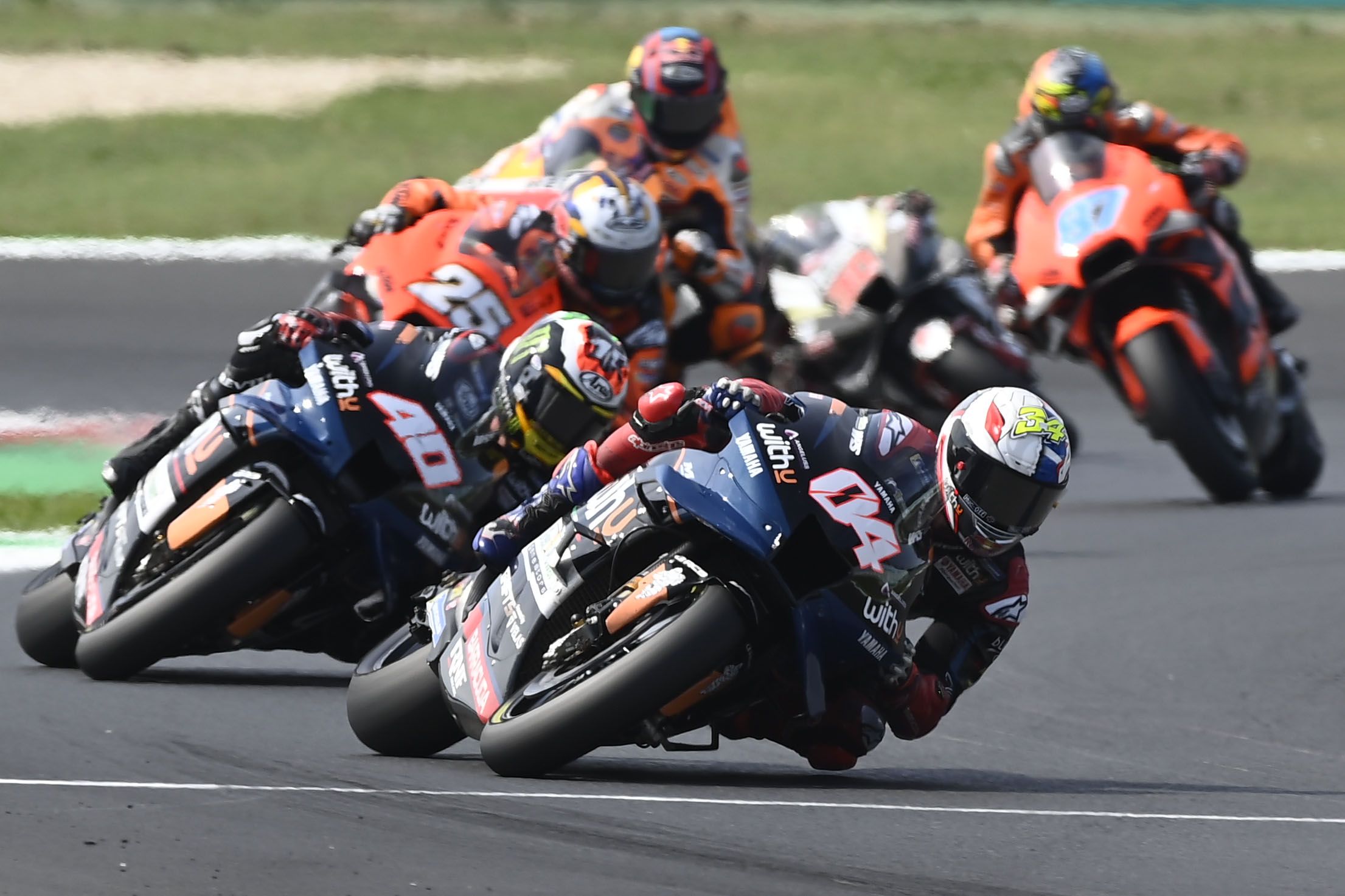 Andrea Dovizioso por delante de Darryn Binder y Raúl Fernández, MotoGP Misano 2022